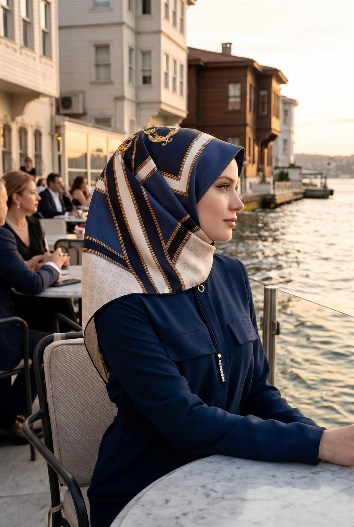 %100 Twill İpek Monogram ve Barok Desenli Lacivert - İndigo Renkli 90x90 Eşarp Dikim Şekli : El Dikişi