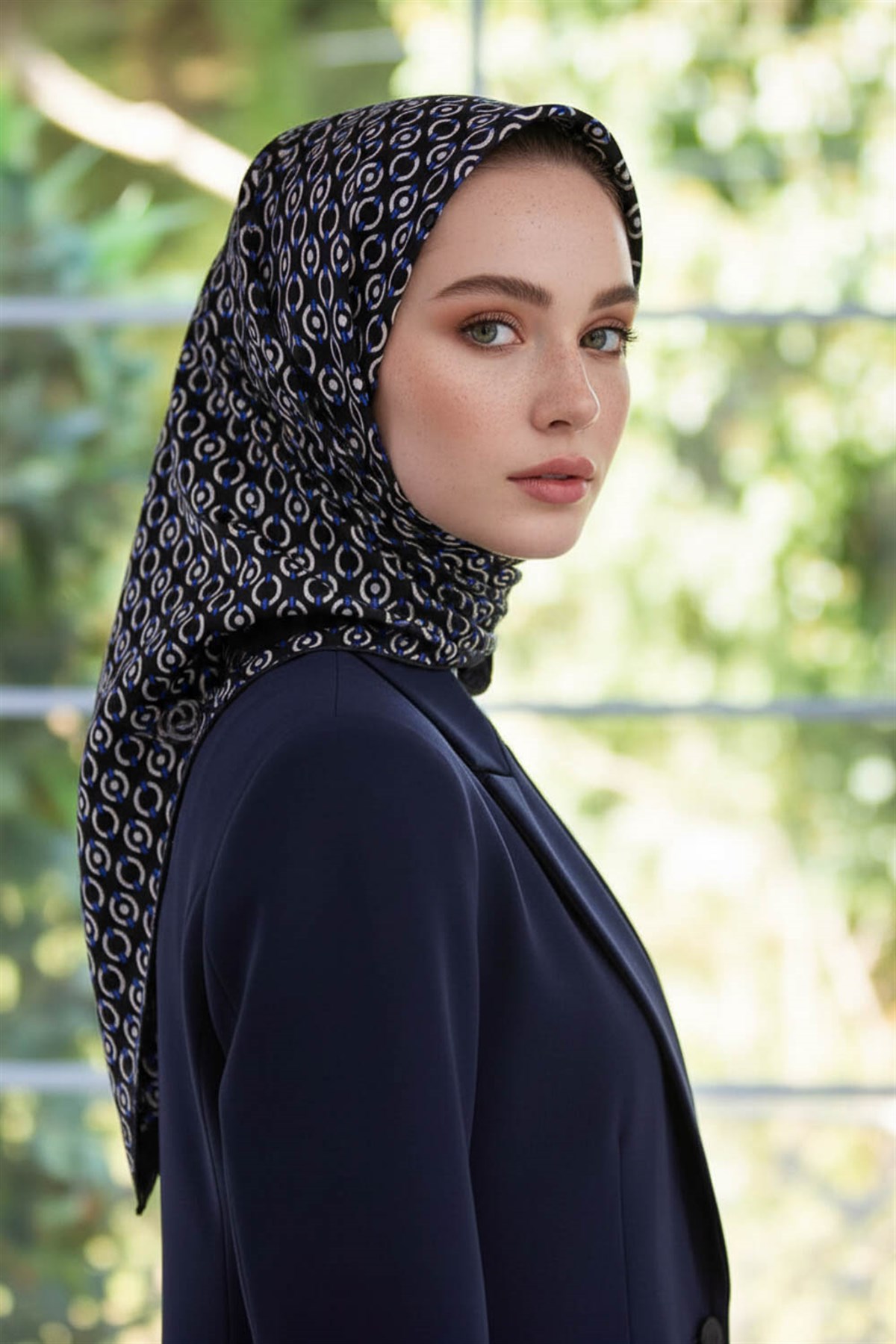 %100 Twill İpek Zincir Desenli Siyah - Saks Renkli 90x90 Eşarp Kenar Dikiş Şekli El Dikişli