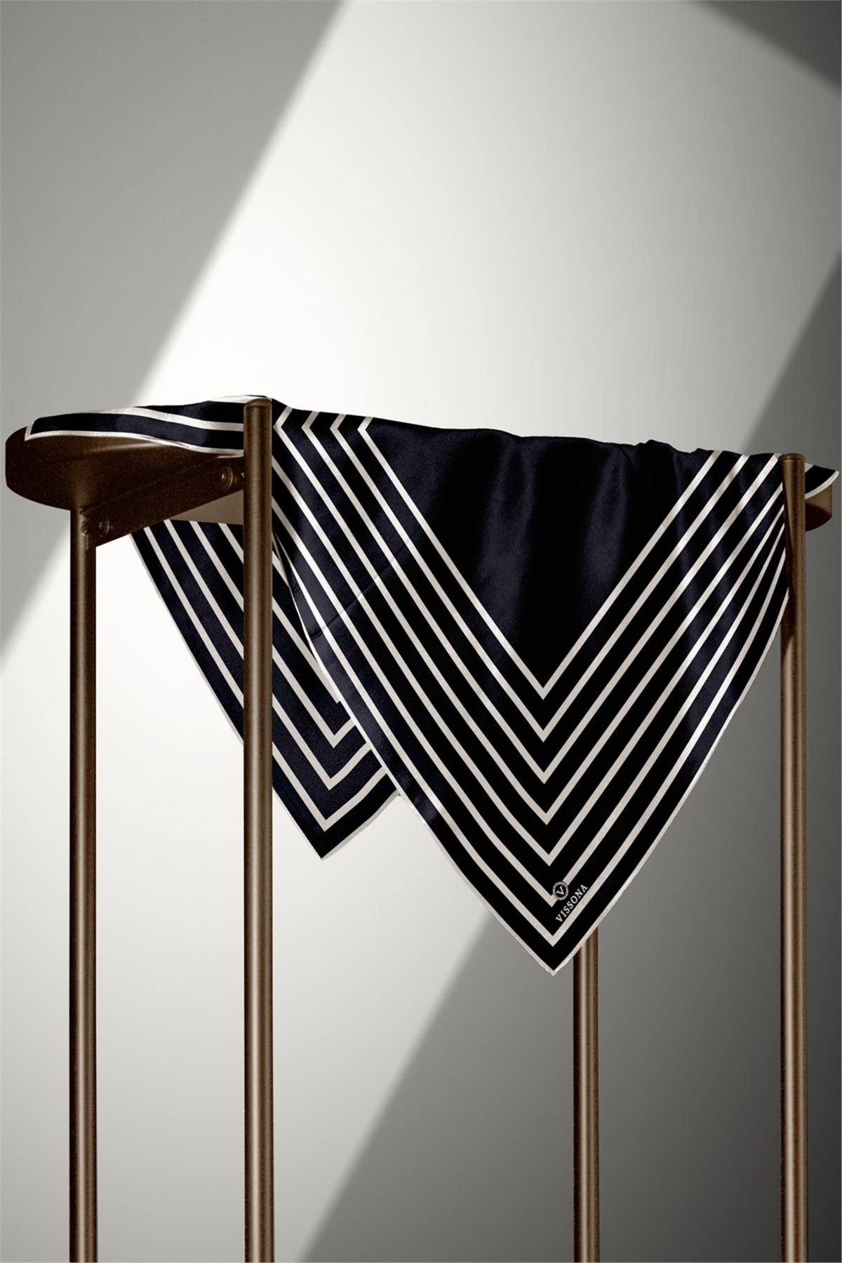 %100 Twill İpek Çizgili Desenli Siyah - Krem Renkli 90x90 Eşarp Dikim Şekli : El Dikişi