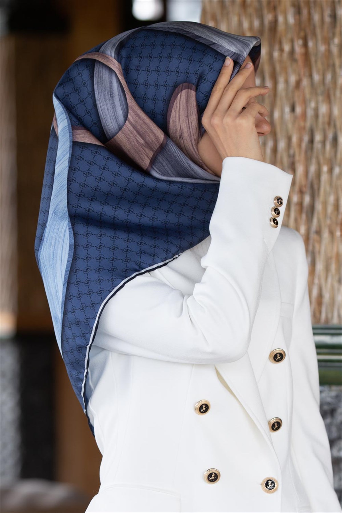 100% Twill Geometrik Halka Desenli İndigo - Gri Renkli 90x90 Dikim Şekli : El Dikişi Eşarp
