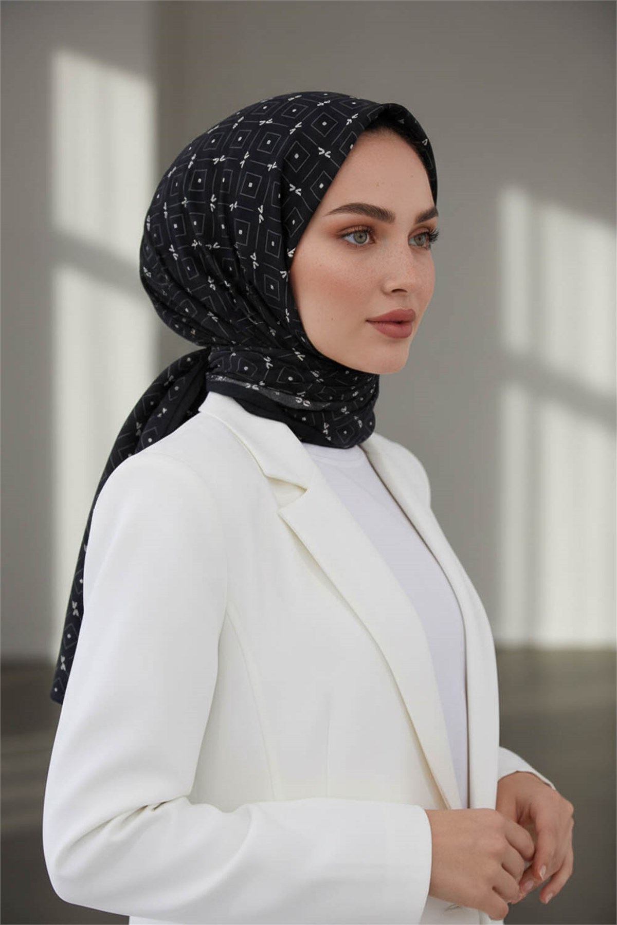 KREP GEOMETRİK DESENLİ SİYAH RENKLİ 75X195 KIRIŞMAZ ŞAL