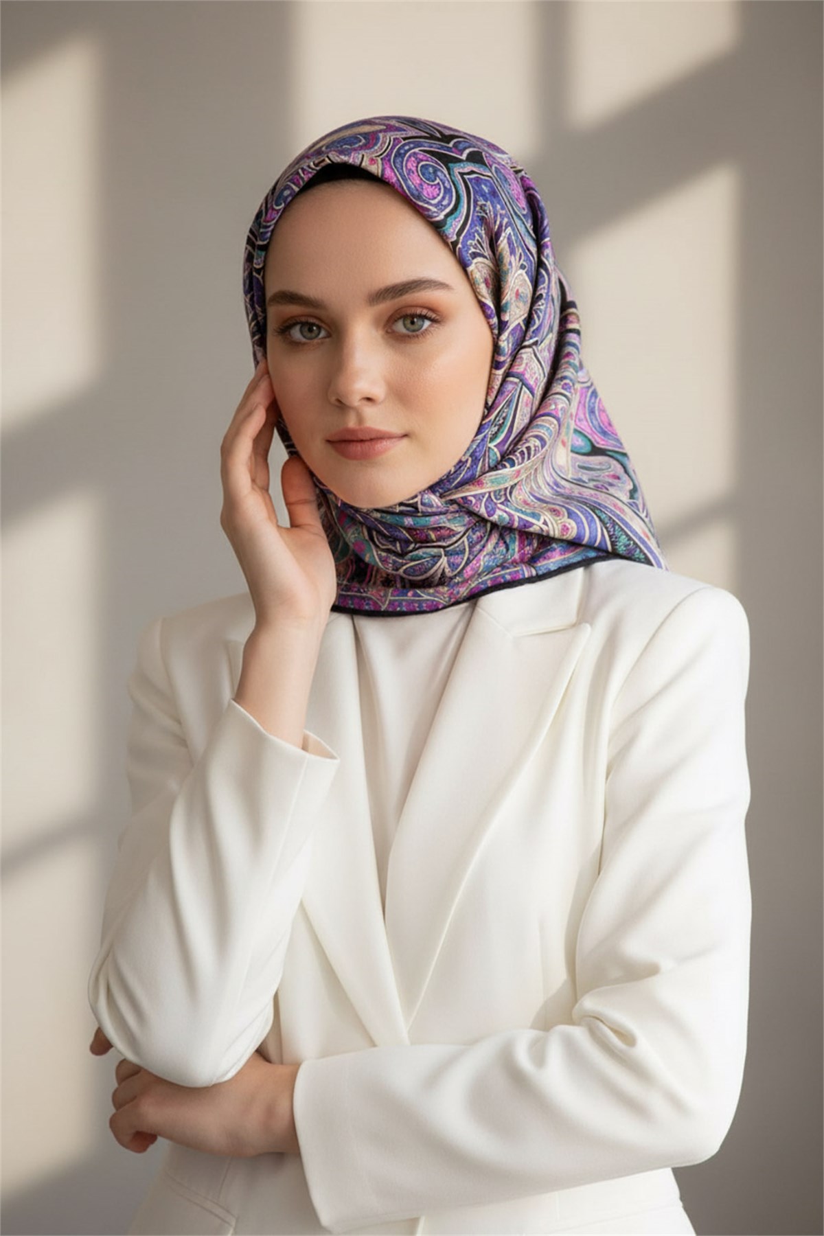 100% Twill İpek Etnik Desenli Mor - Petrol Yeşili Renkli 90x90 Dikim Şekli : El Dikişi Eşarp