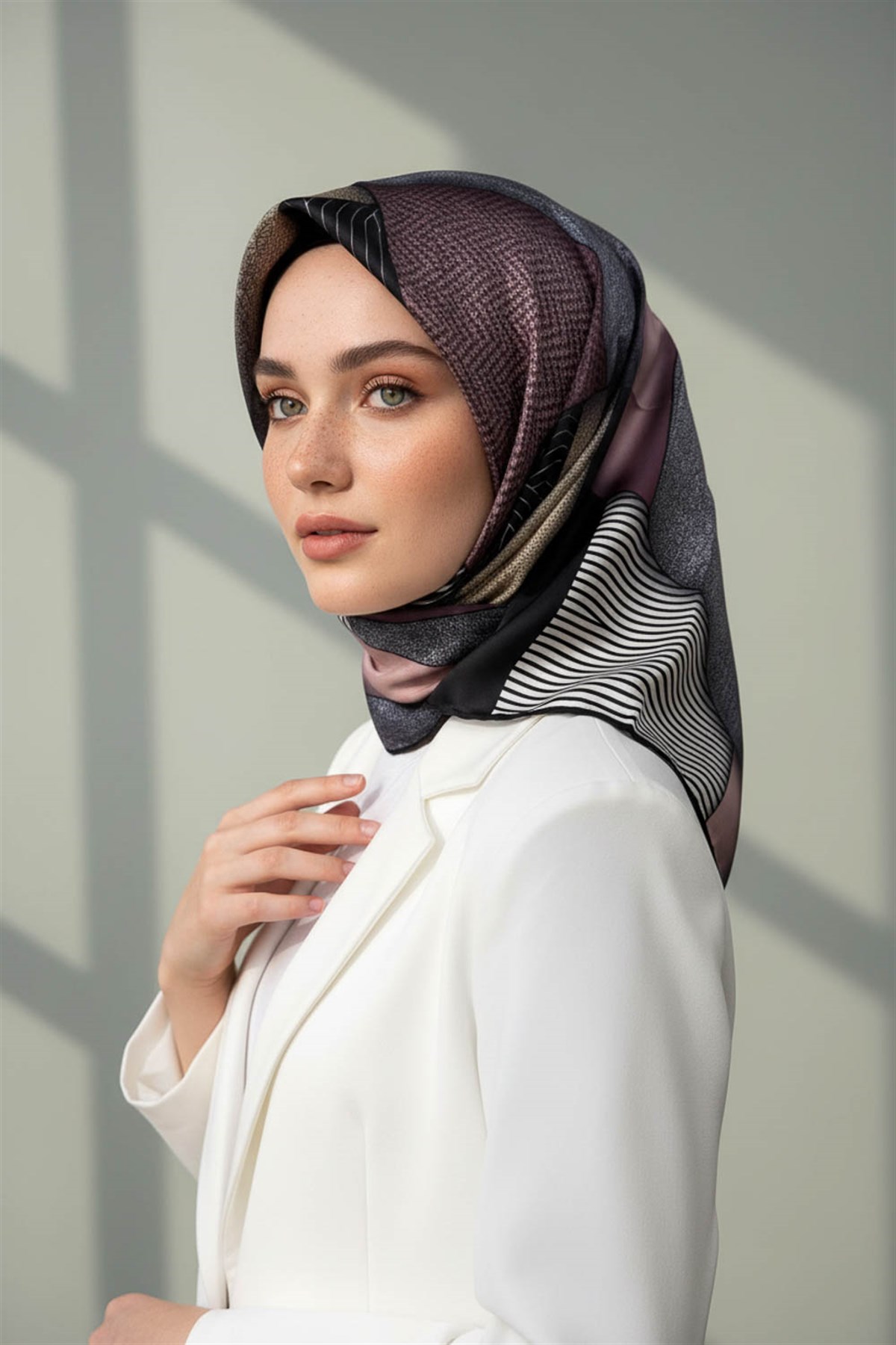 %100 Twill İpek Dokulu ve Geometrik Desenli Pudra - Gri Renkli 90x90 Eşarp Dikim Şekli : El Dikişi