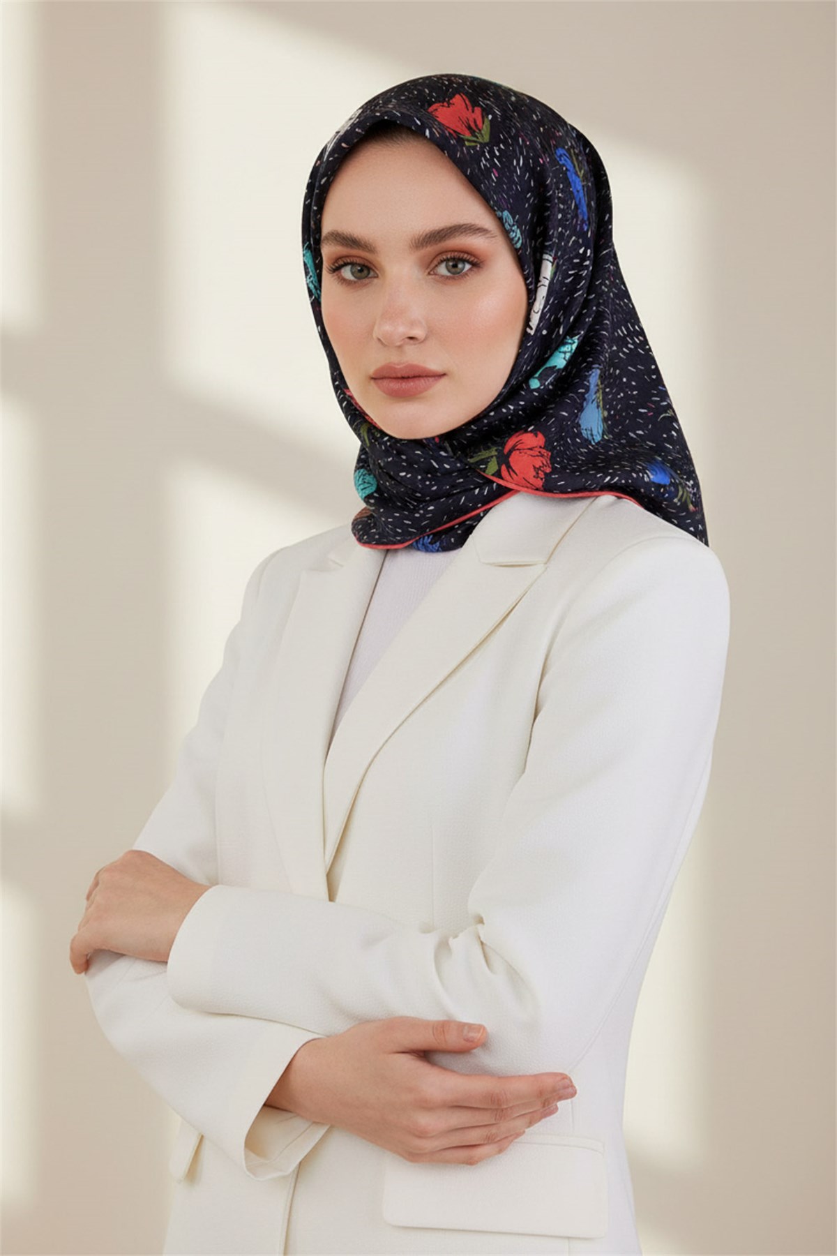 %100 Twill İpek Çıtır Çiçek Desenli Lacivert - Saks Renkli 90x90 Eşarp Dikim Şekli : El Dikişi