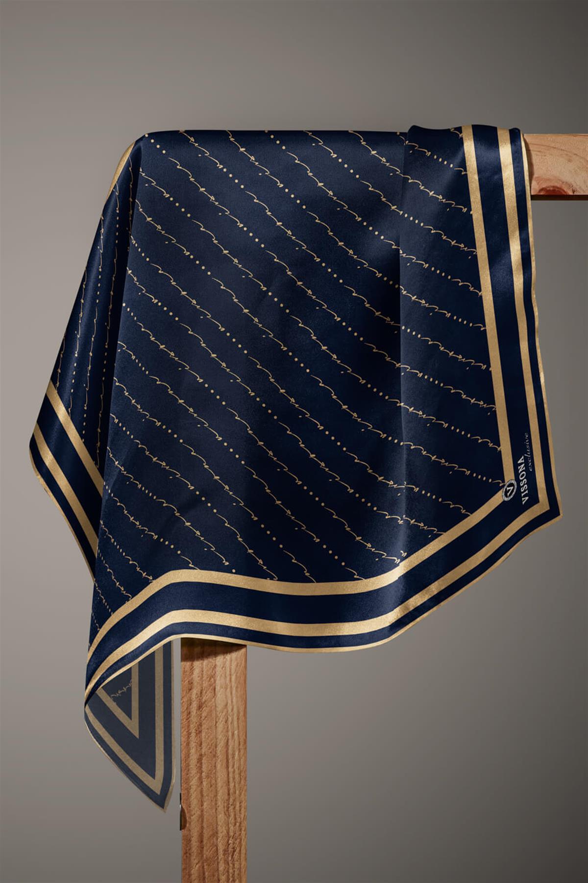 %100 Twill İpek El Yazısı Vissona Desenli Lacivert - Gold Renkli Daha Tok Exclusive Serisi 90x90 Eşarp Kenar Dikiş Şekli : El Dikişi