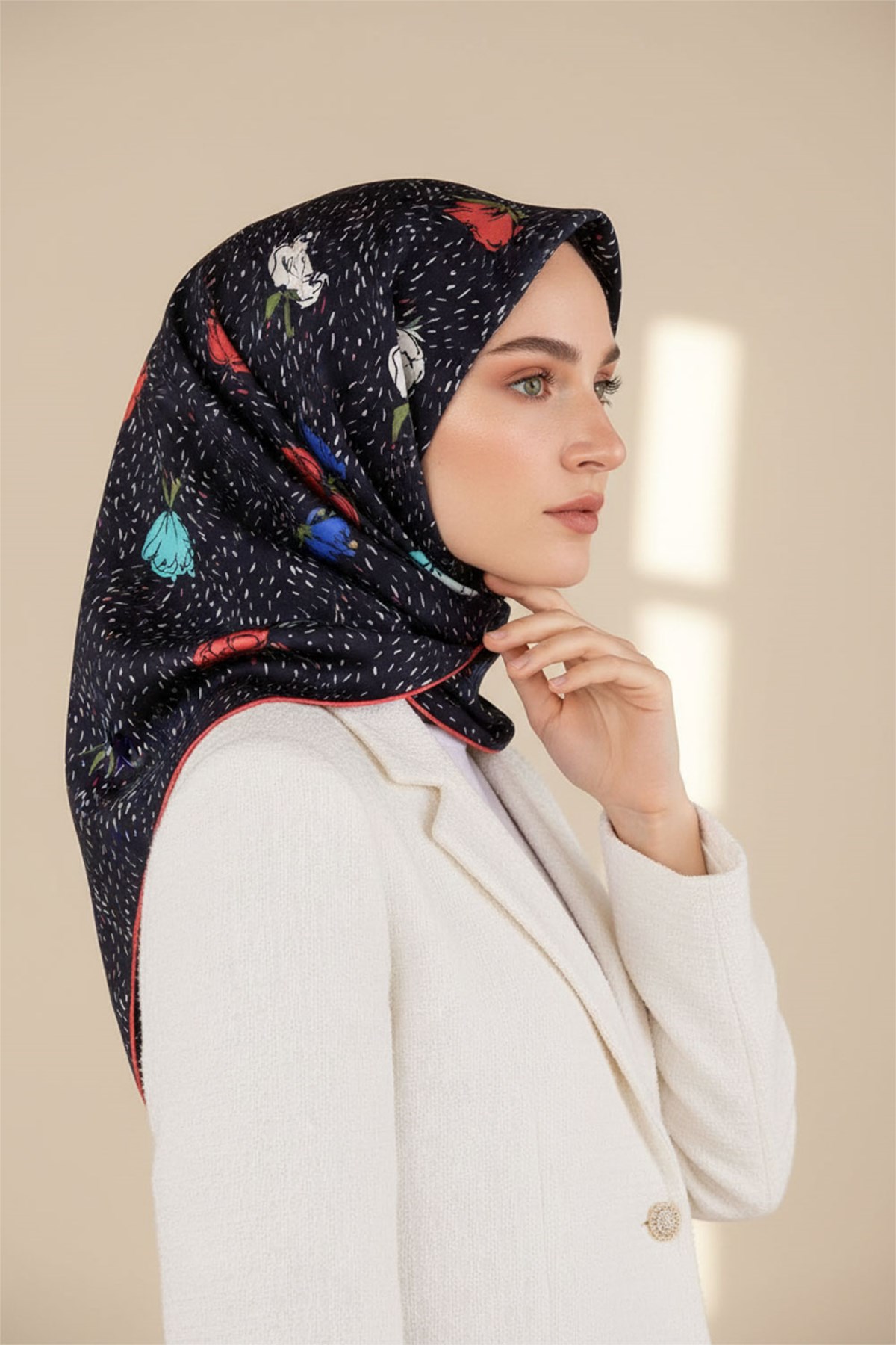 %100 Twill İpek Çıtır Çiçek Desenli Lacivert - Saks Renkli 90x90 Eşarp Dikim Şekli : El Dikişi