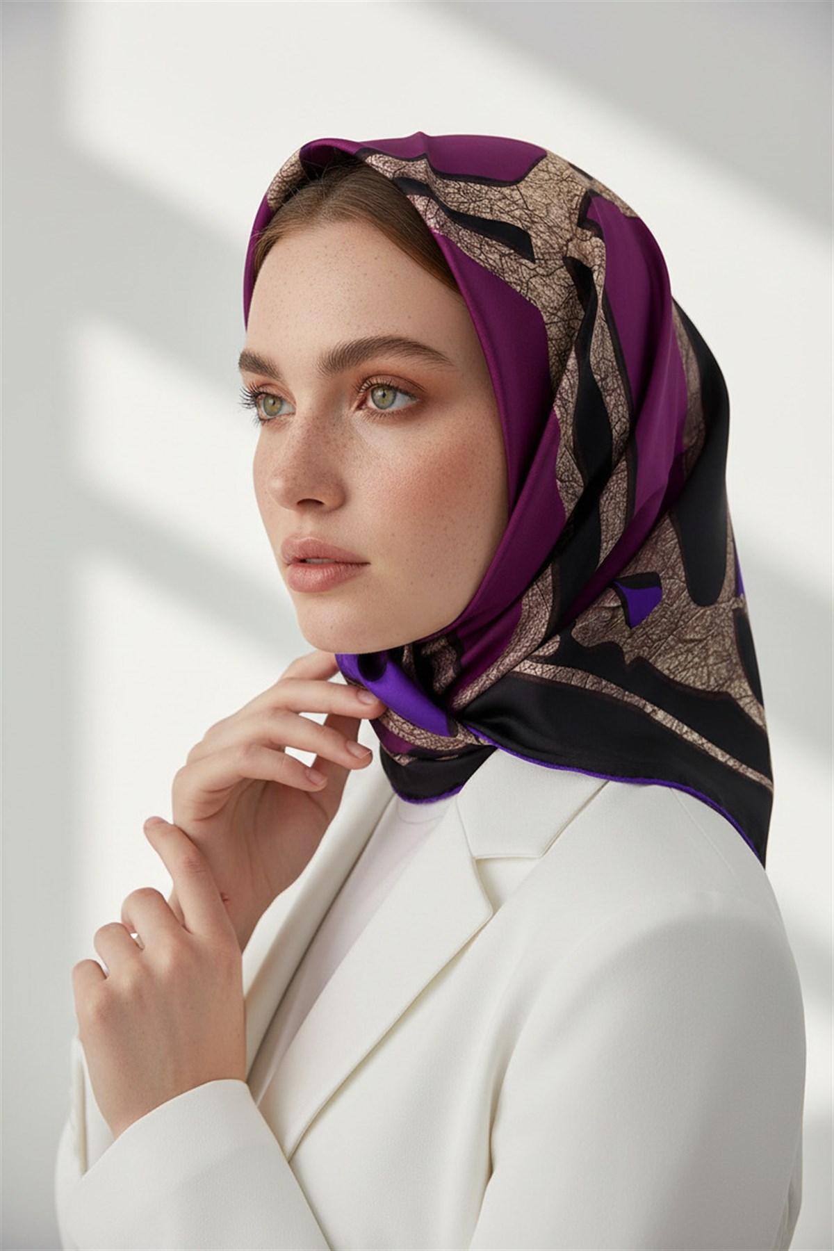 % 57 İPEK % 43 VİSKON Twill İpek Gold Efektli Geometrik Desenli Siyah - Mürdüm Renkli 90x90 Eşarp Dikim Şekli : El Dikişi