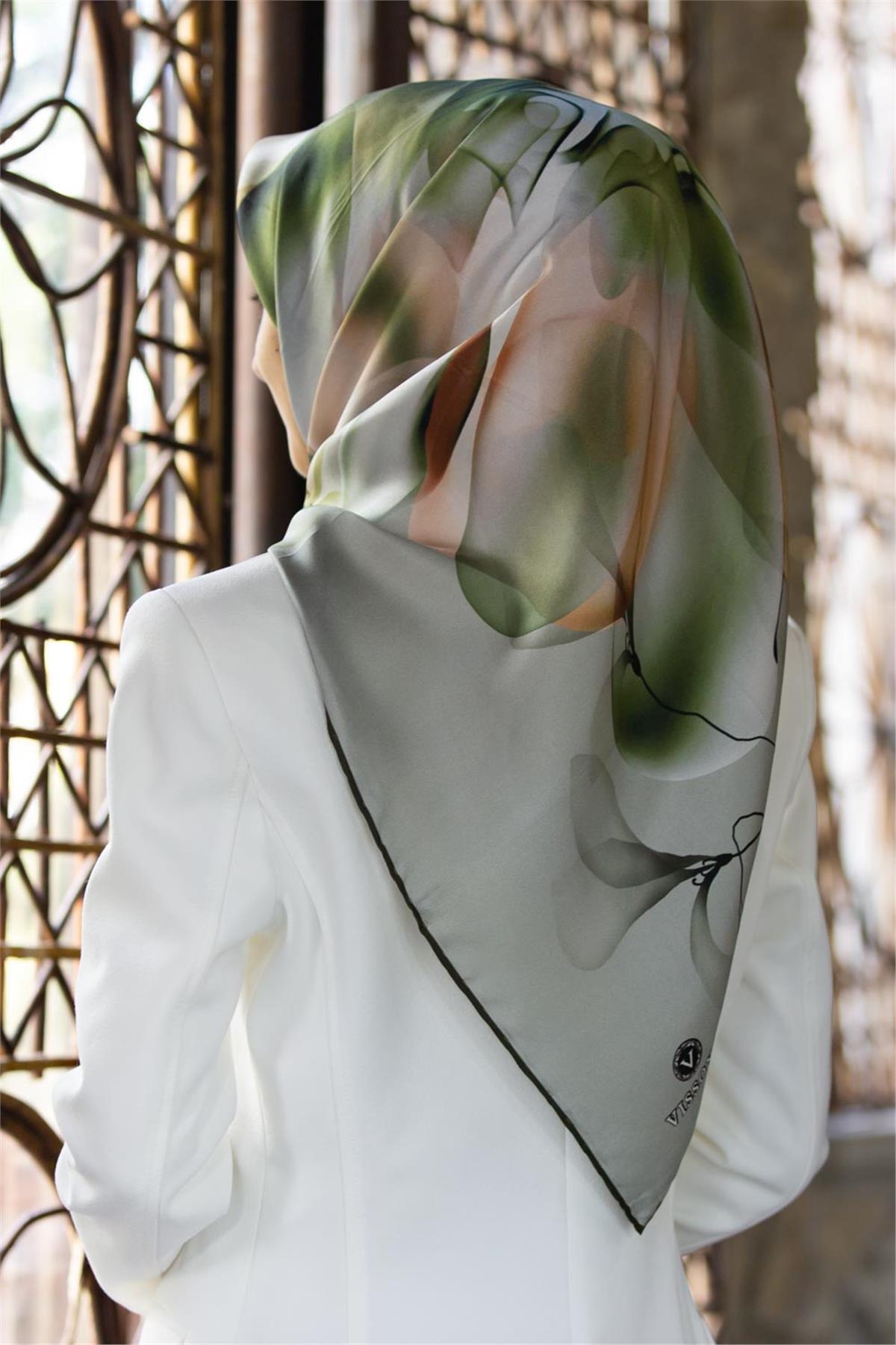 %100 Twill İpek Büyük Çiçek Desenli Haki - Somon Renkli 90x90 Eşarp Dikim Şekli : El Dikişi