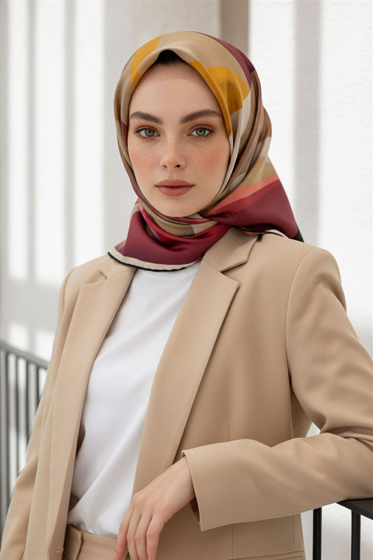 %100 Twill İpek Geometrik Desenli Bordo - Bej Renkli 90x90 Eşarp Dikim Şekli : El Dikişi