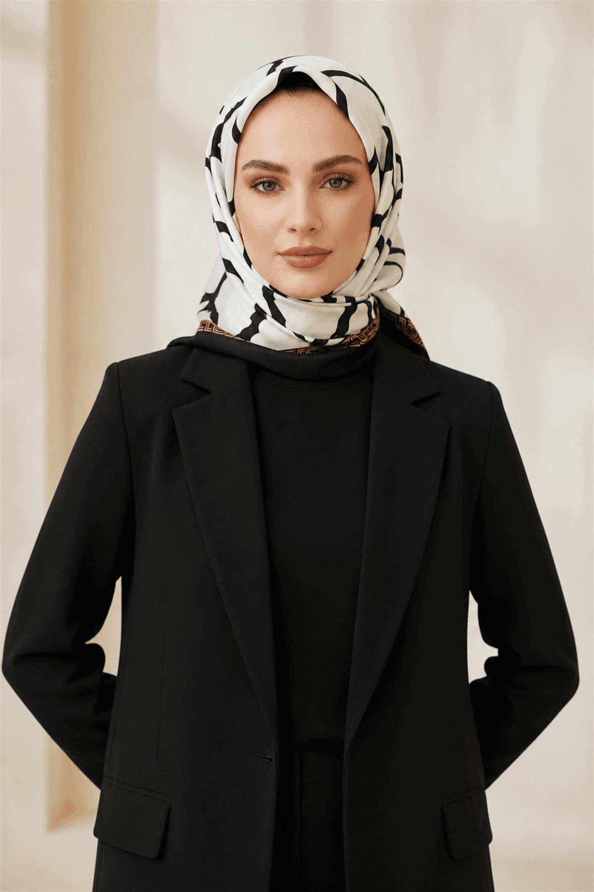 % 57 İPEK % 43 VİSKON Twill Taş Desenli Krem - Siyah Renkli 90x90 Eşarp Dikim Şekli: El Dikişi