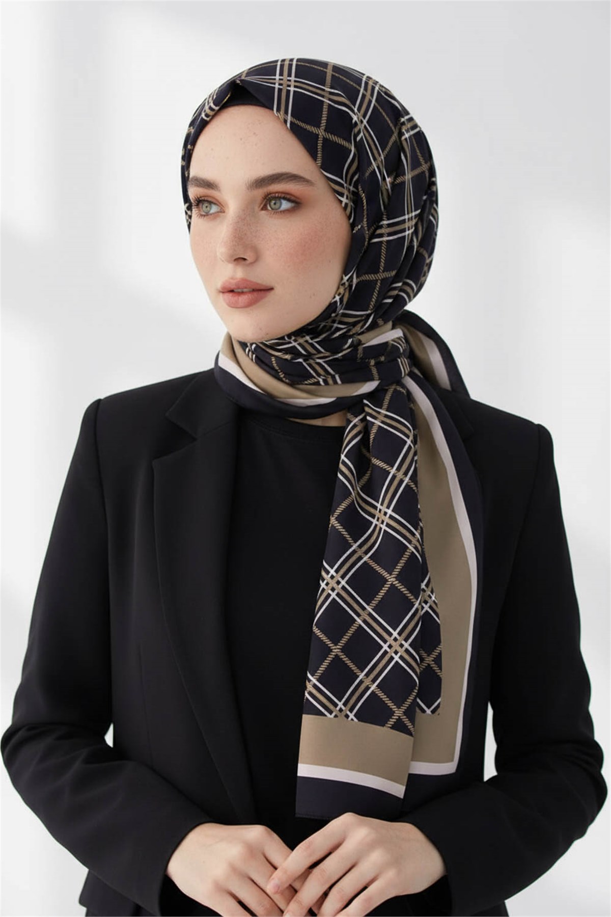 KREP EKOSE DESENLİ SİYAH - BEJ RENKLİ 75X195 KIRIŞMAZ ŞAL