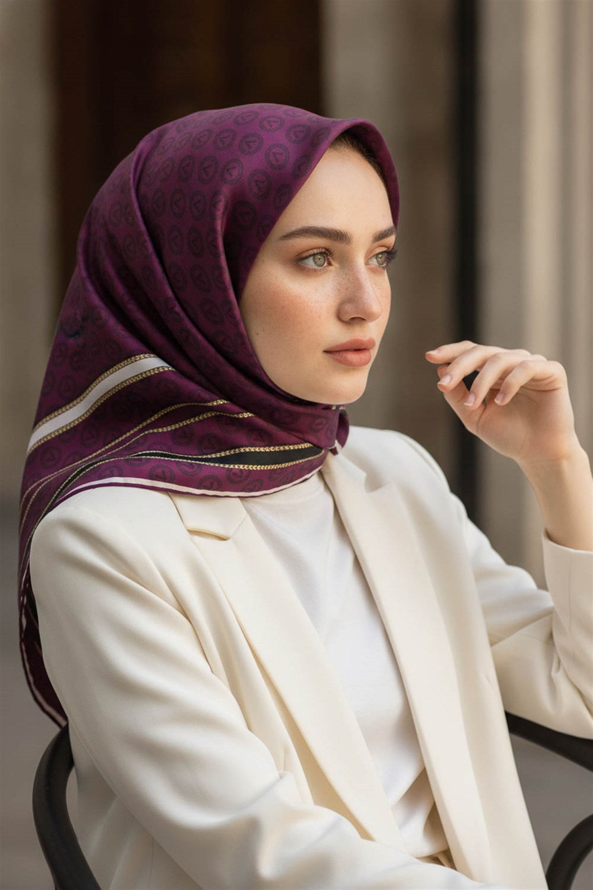 %100 Twill İpek Monogram Desenli Mürdüm - Siyah Renkli 90x90 Eşarp Dikim Şekli : El Dikişi