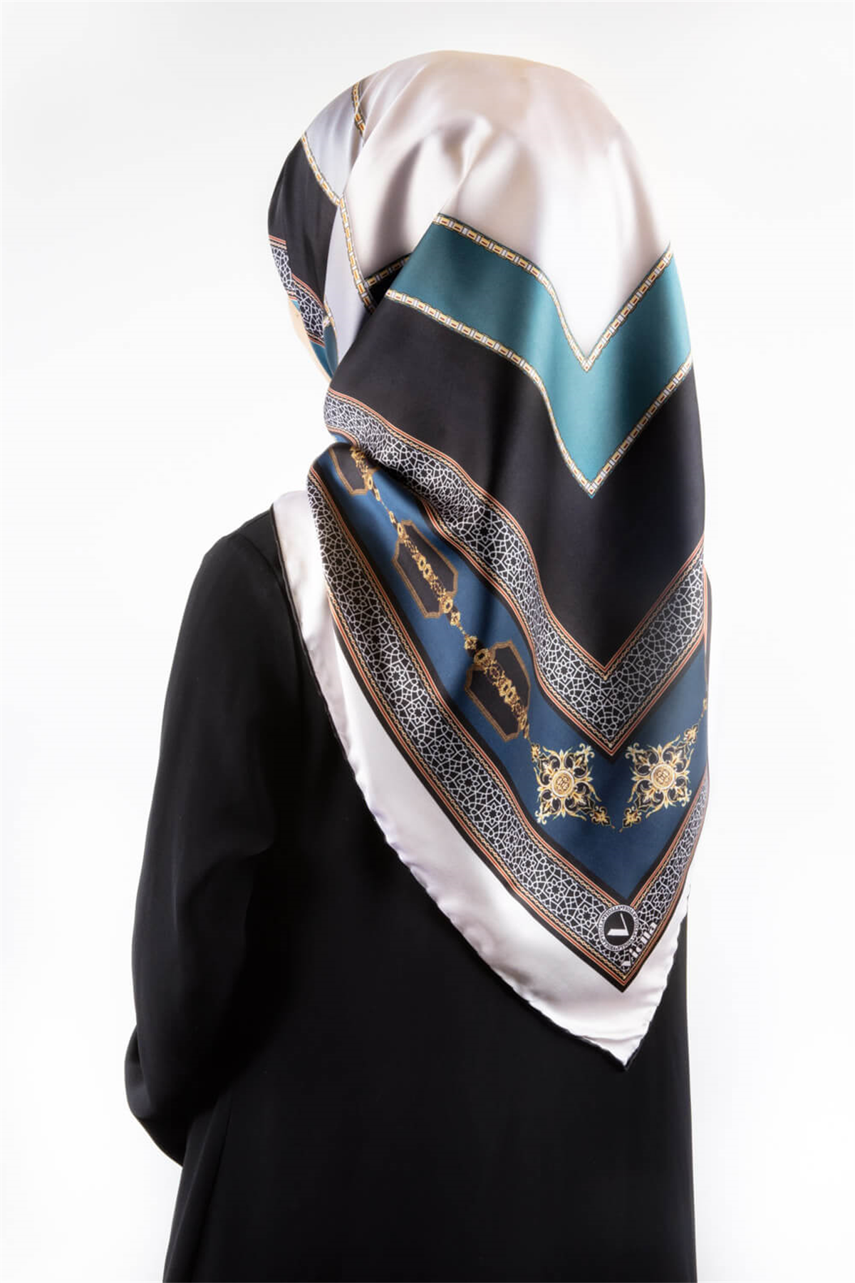 Twill Gold Detaylı ve Antik Motif Desenli İndigo Renkli 90x90 Eşarp (İpek İçermez) Kenar Dikiş Şekli El Dikişli