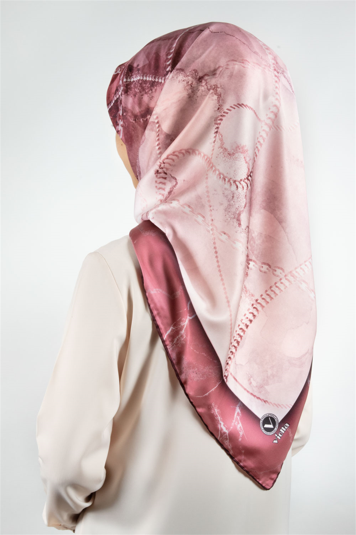 Twill Mermer ve Zincir Desenli Pudra Renkli 90x90 Eşarp (İpek İçermez) Kenar Dikiş Şekli El Dikişli
