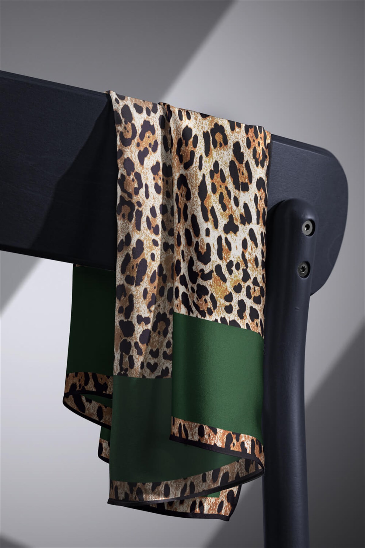 %100 Twill İpek Leopar Desenli Zümrüt Yeşili Renkli 90x90 Eşarp Dikim Şekli : El Dikişi