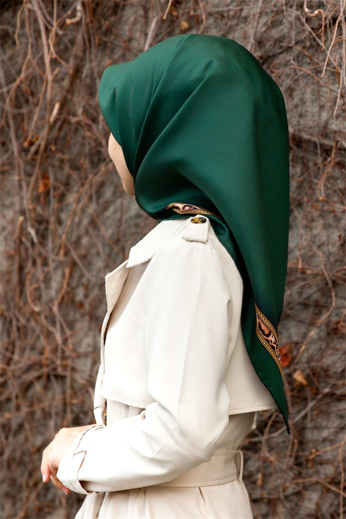 %100 Twill İpek Bordürü Leoparlı Düz Desenli Zümrüt Yeşili - Gold Renkli 90x90 Eşarp Dikim Şekli : El Dikişi