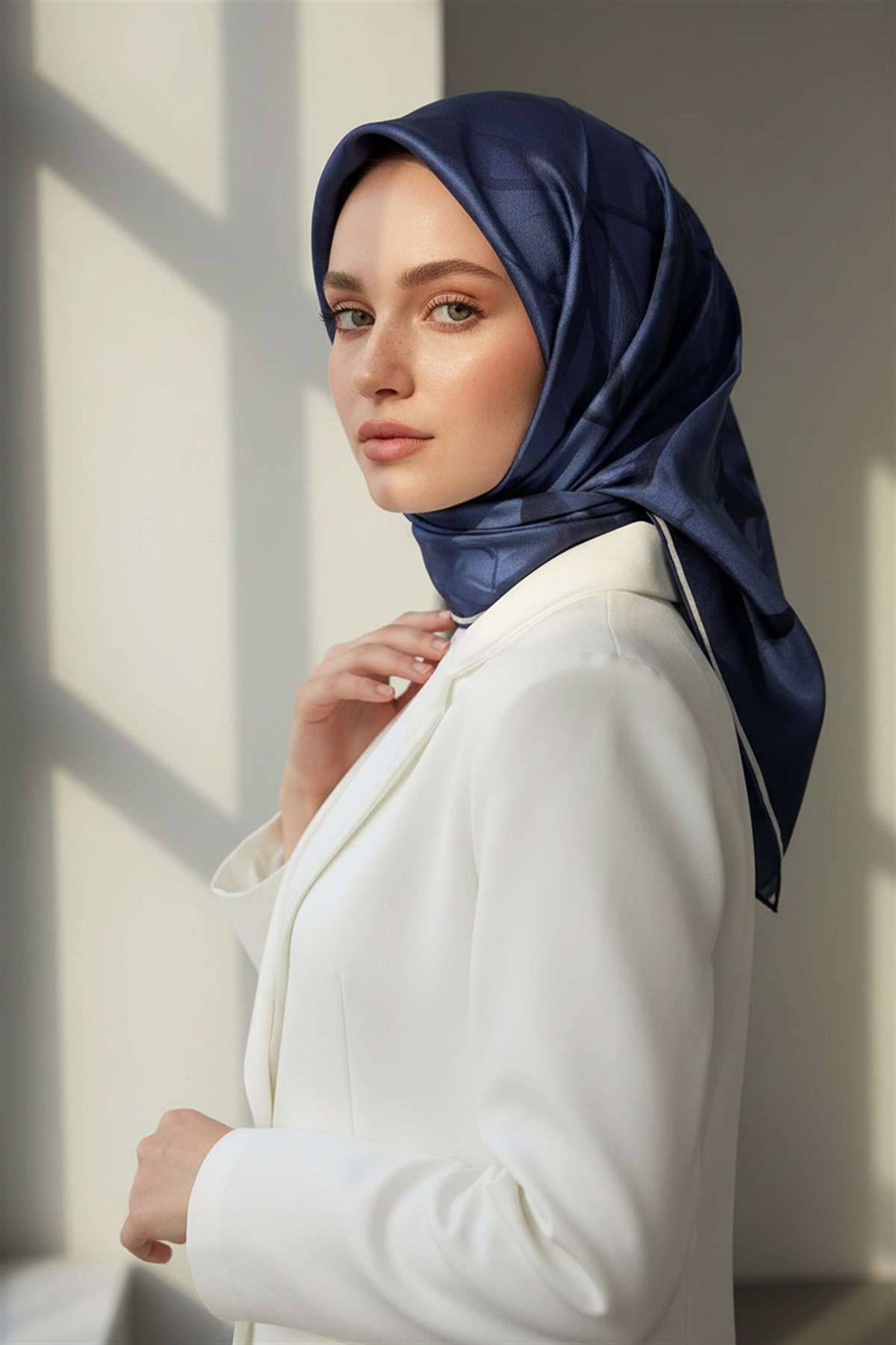 100% Twill İpek Çiçek Desenli Lacivert Renkli 90x90 Dikim Şekli : El Dikişi Eşarp