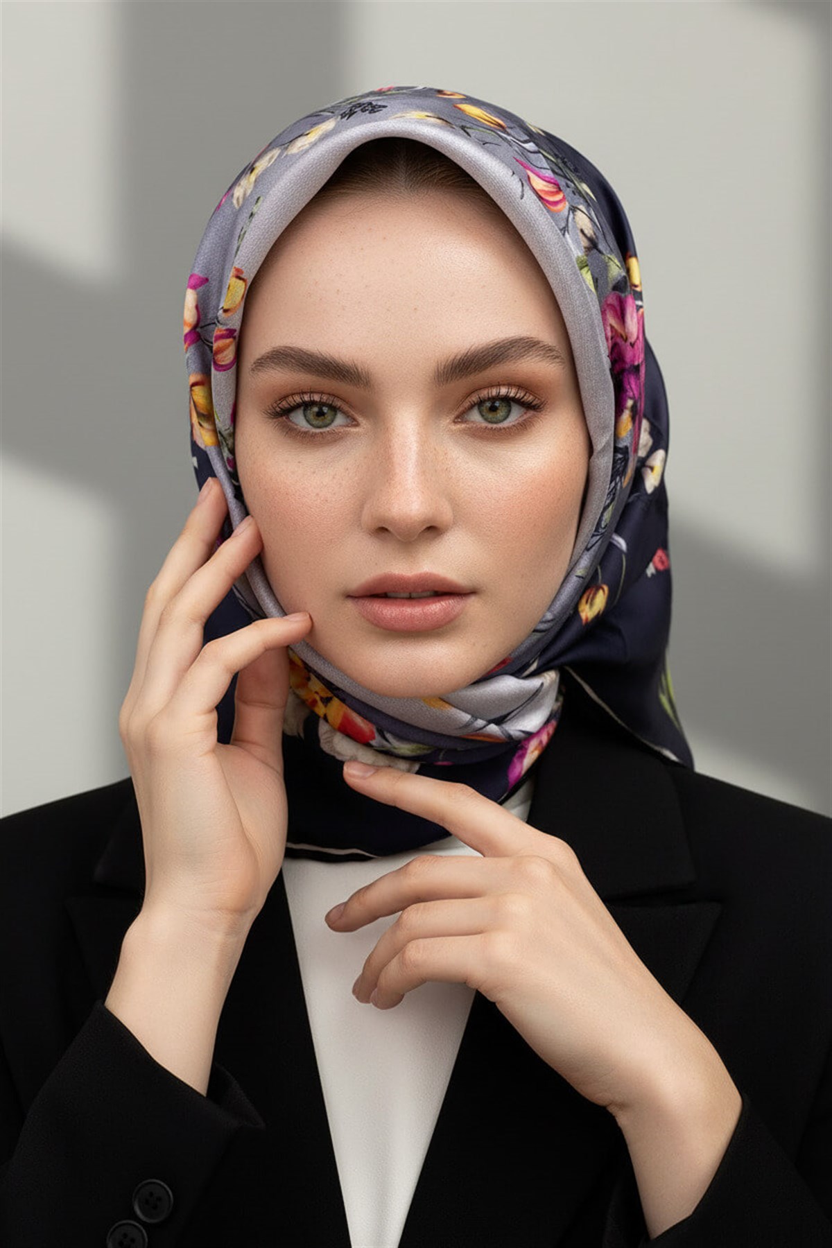 %100 Twill İpek Sonsuz Çiçek Desenli Siyah Renkli 90x90 Eşarp Dikim Şekli : El Dikişi