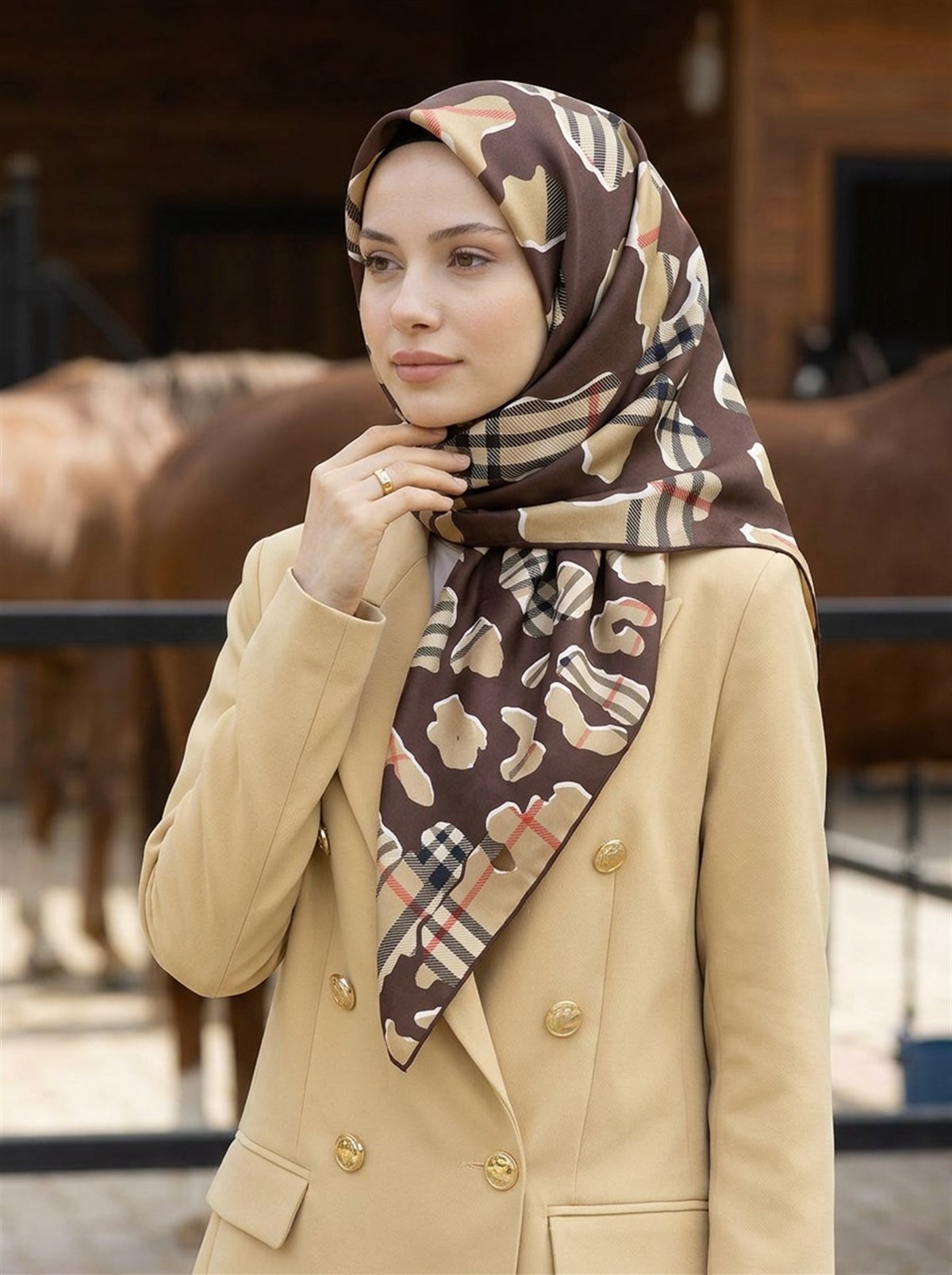 %100 Twill İpek Leopar Desenli Kahverengi - Bej Renkli 90x90 Eşarp Dikim Şekli : El Dikişi