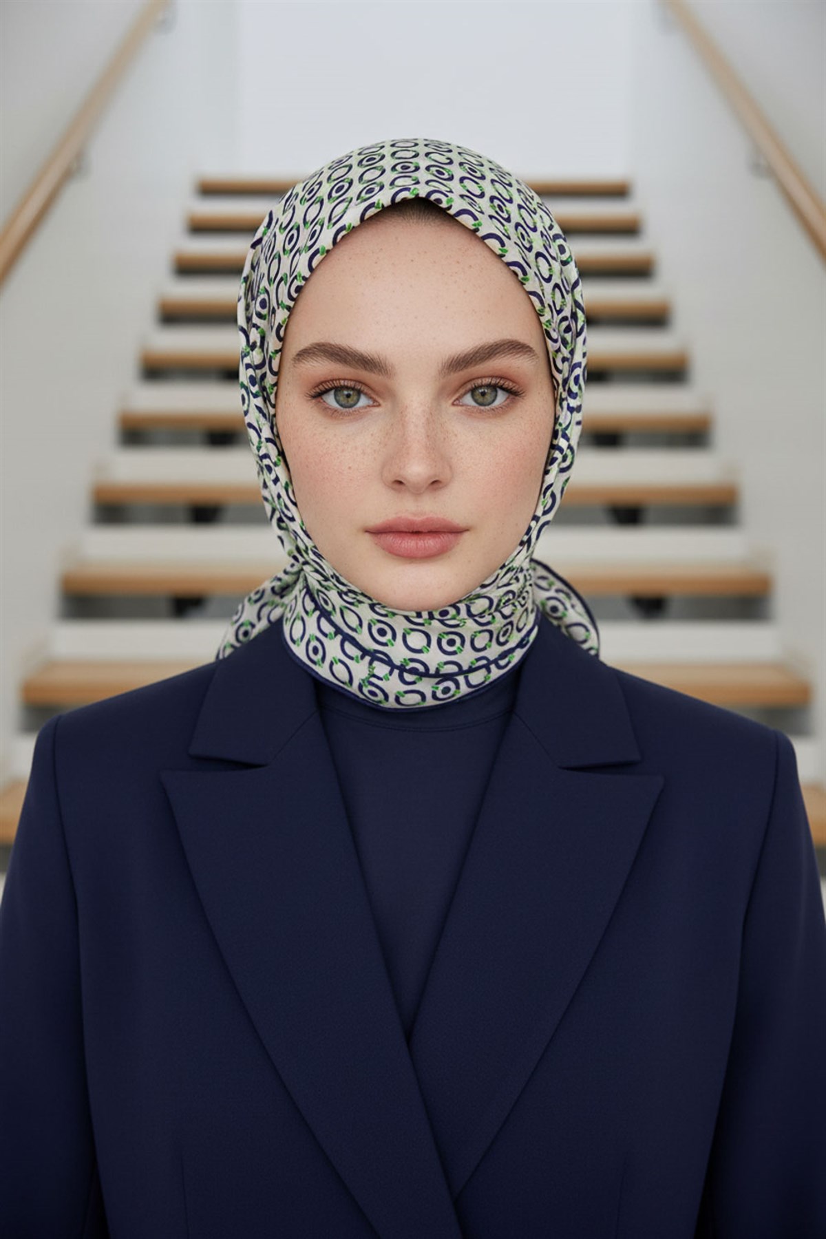 %100 Twill İpek Zincir Desenli Krem - Lacivert Renkli 90x90 Eşarp Kenar Dikiş Şekli El Dikişli