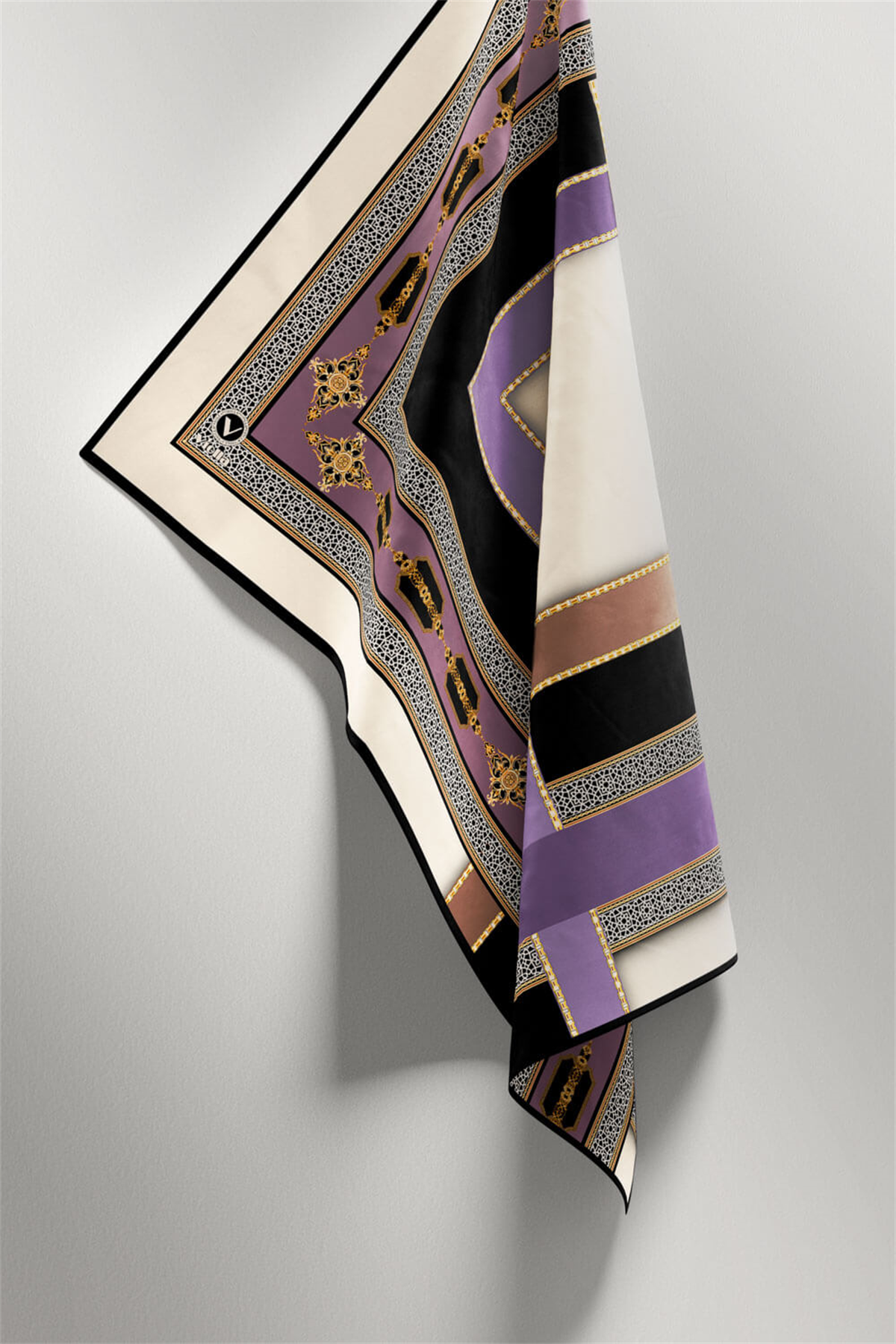 Twill Gold Detaylı ve Antik Motif Desenli Lila Renkli 90x90 Eşarp (İpek İçermez) Kenar Dikiş Şekli El Dikişli