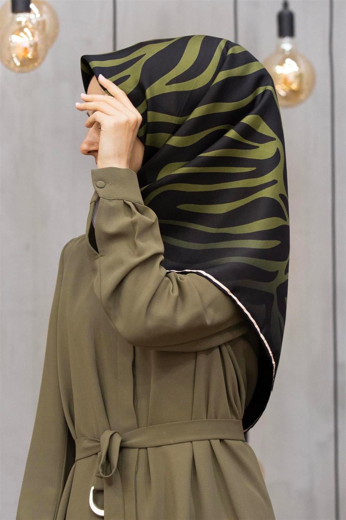 %100 Twill İpek Zebra Desenli Haki - Siyah Renkli 90x90 Eşarp Dikim Şekli : El Dikişi