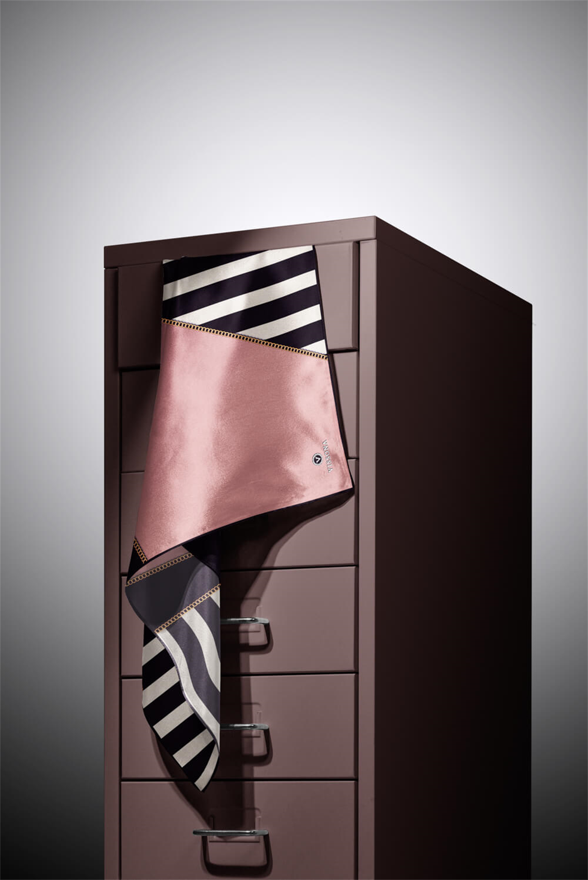 %100 Twill İpek Zincirli Çizgi Desenli Pudra - Siyah Renkli 90x90 Eşarp Dikim Şekli : El Dikişi