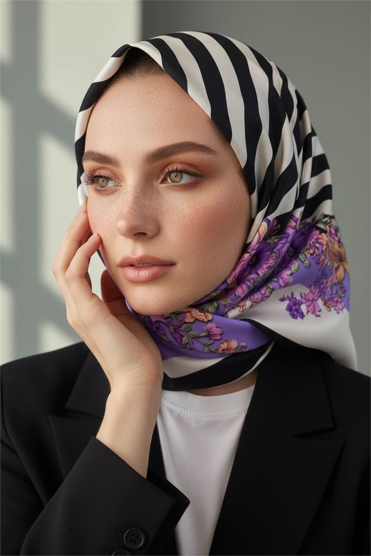 %100 Twill İpek Çıtır Çiçekli Ve Çizgi Desenli Siyah - Lila Renkli 90x90 Eşarp Dikim Şekli : El Dikişi