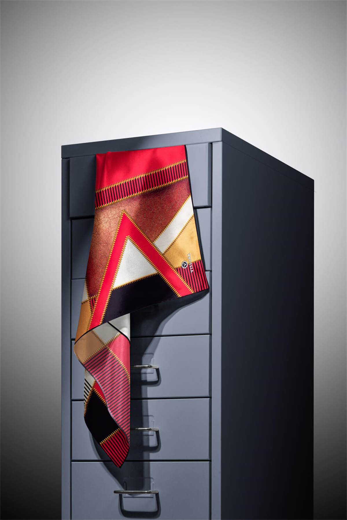 % 57 İPEK % 43 VİSKON Twill İpek Geometrik Desenli Kırmızı - Siyah Renkli 90x90 Eşarp Dikim Şekli : El Dikişi