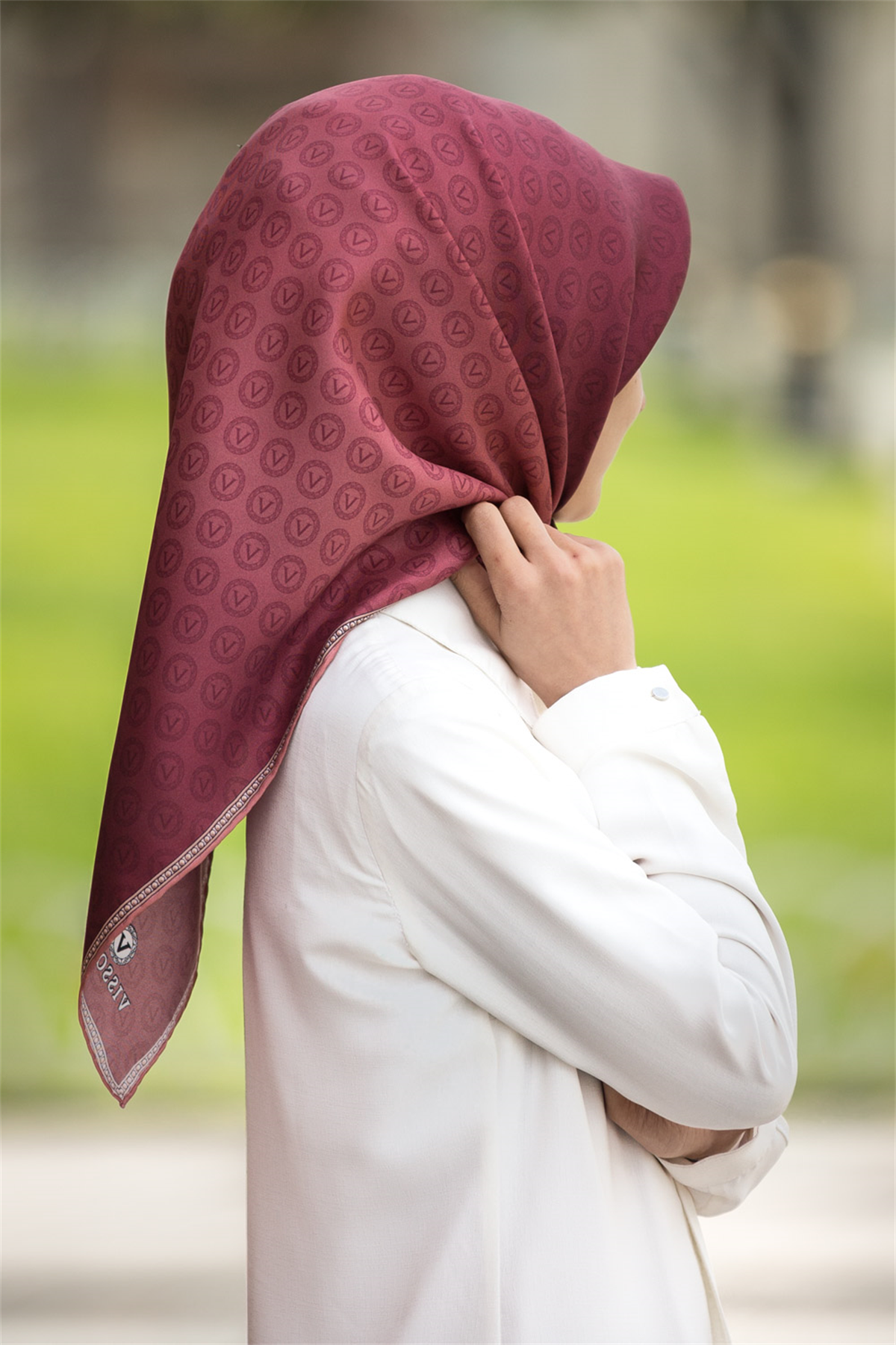 % 57 İPEK % 43 VİSKON Twill İpek Monogram Desenli Gül Kurusu - Gold Renkli 90x90 Eşarp Dikim Şekli : El Dikişi