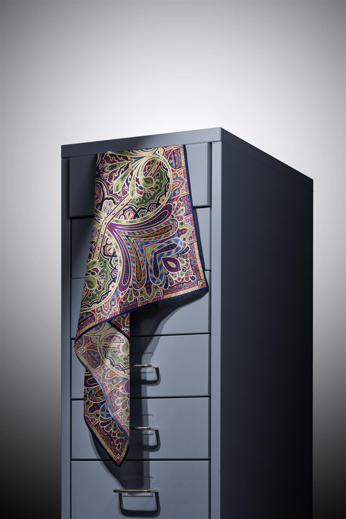 100% Twill İpek Etnik Desenli Lacivert - Haki Renkli 90x90 Dikim Şekli : El Dikişi Eşarp