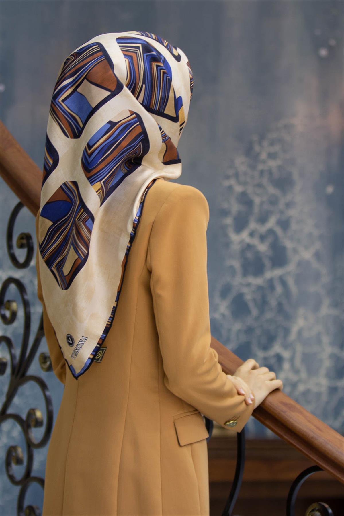 %100 Twill İpek Geometrik Kare Desenli Bej - Lacivert Renkli 90x90 Eşarp Dikim Şekli : El Dikişi