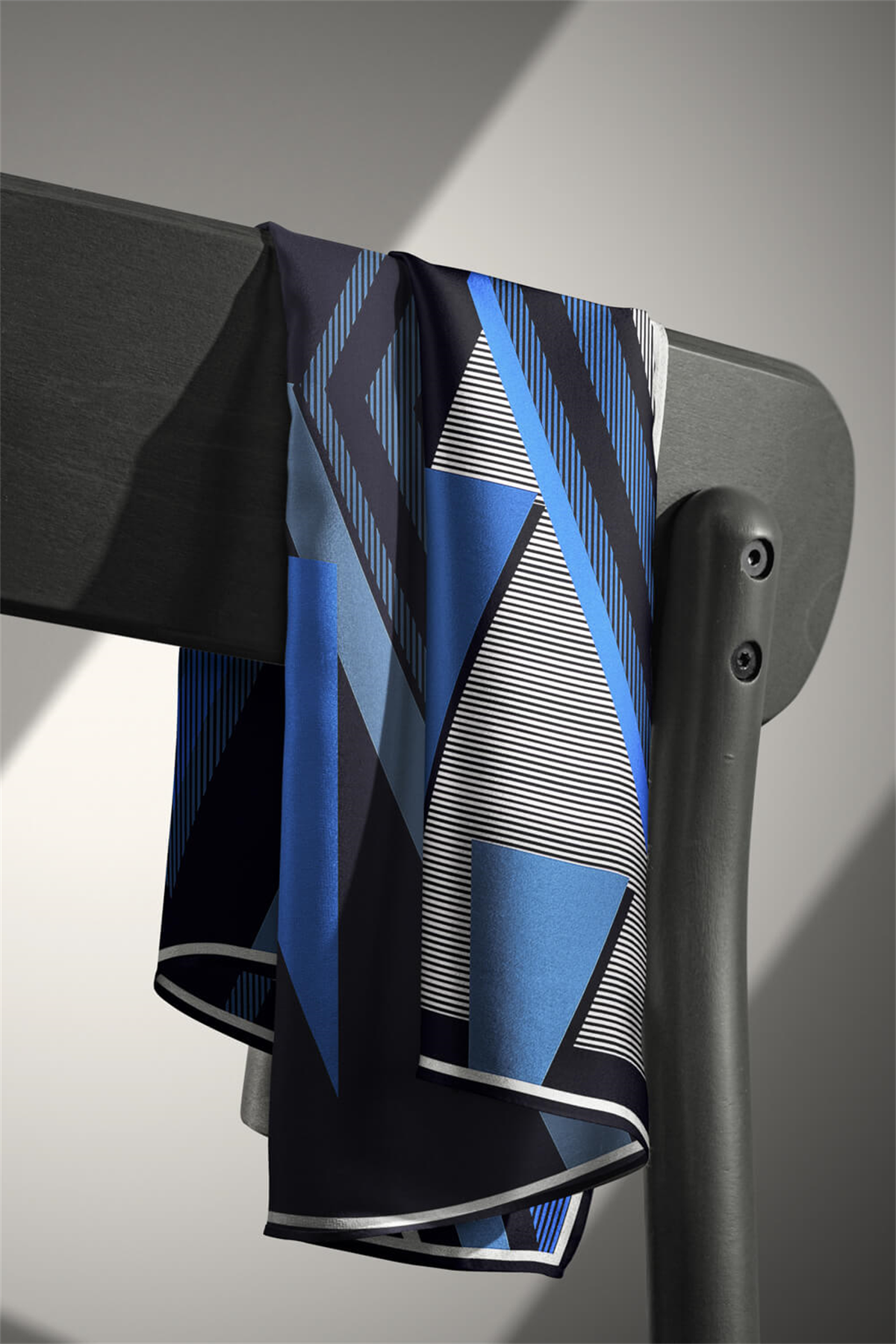 % 57 İPEK % 43 VİSKON Twill İpek Geometrik Desenli Saks - Siyah Renkli 90x90 Eşarp Dikim Şekli : El Dikişi