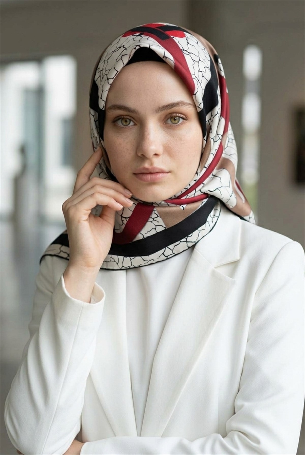 %100 Twill İpek Geometrik Ve Çatlak Desenli Bordo - Siyah Renkli 90x90 Eşarp Dikim Şekli : El Dikişi