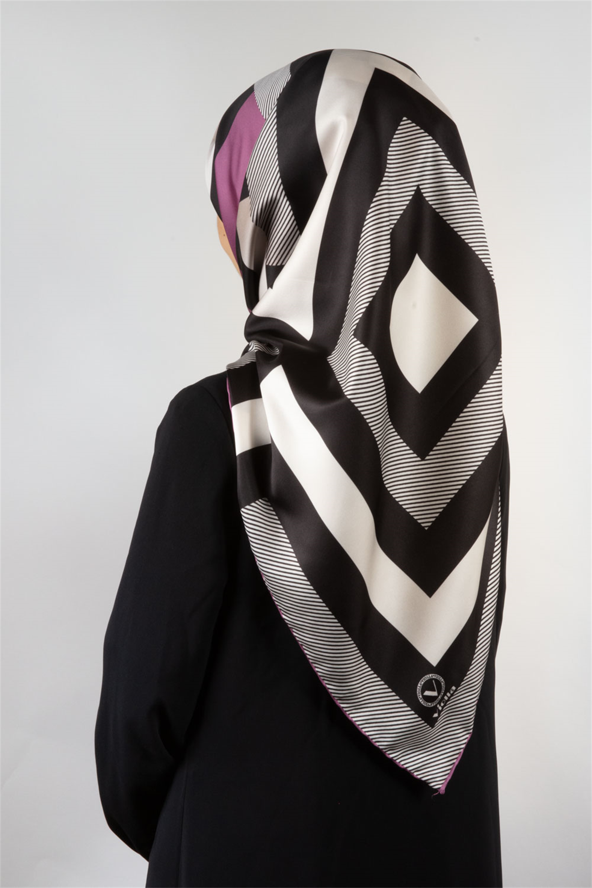 Twill Geometrik Desenli Lila Renkli 90x90 Eşarp (İpek İçermez) Dikim Şekli : El Dikişi