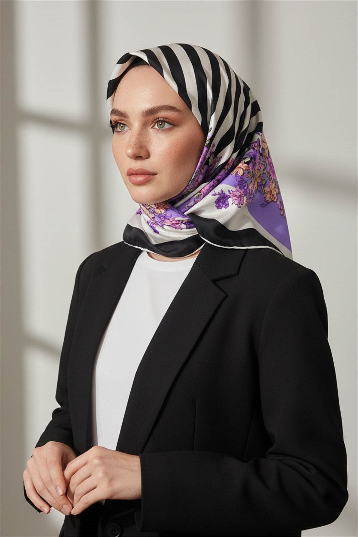 %100 Twill İpek Çıtır Çiçekli Ve Çizgi Desenli Siyah - Lila Renkli 90x90 Eşarp Dikim Şekli : El Dikişi