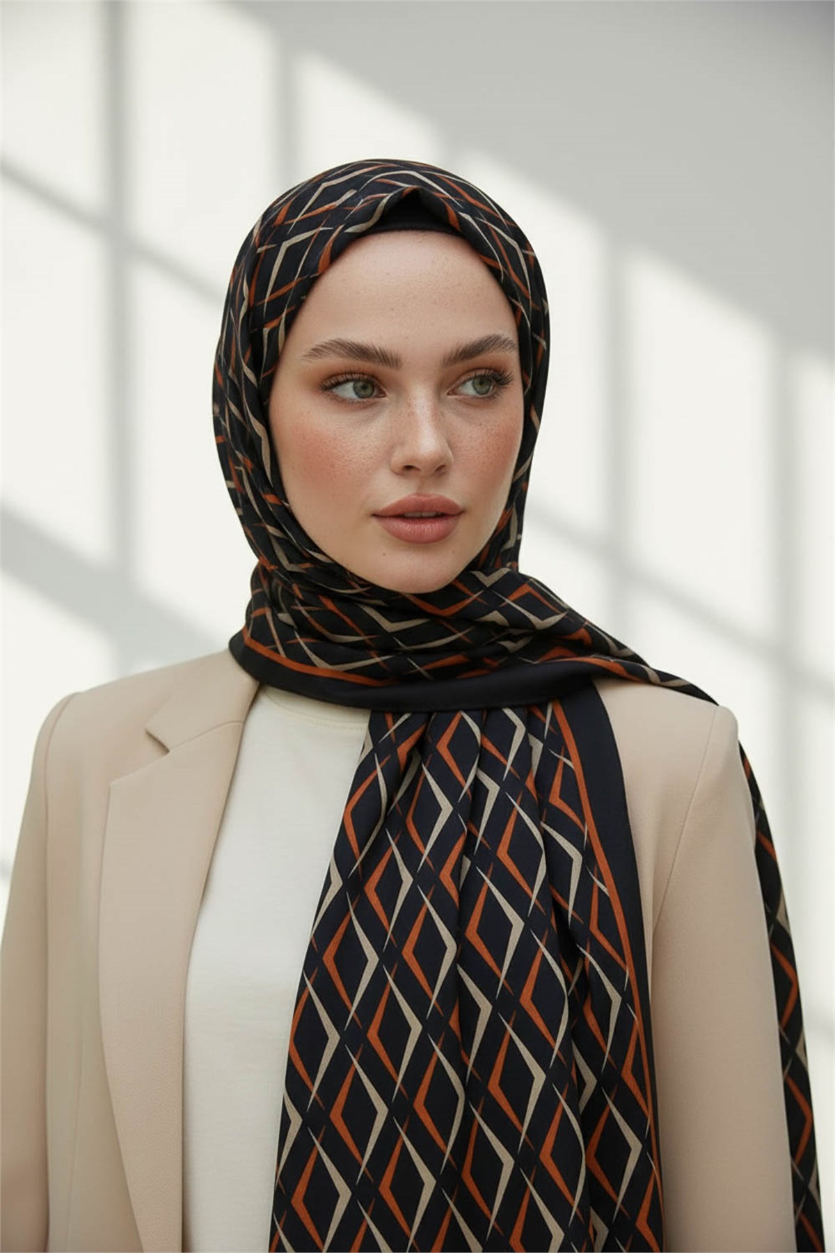 KREP GEOMETRİK DESENLİ SİYAH - TABA RENKLİ 75X195 KIRIŞMAZ ŞAL