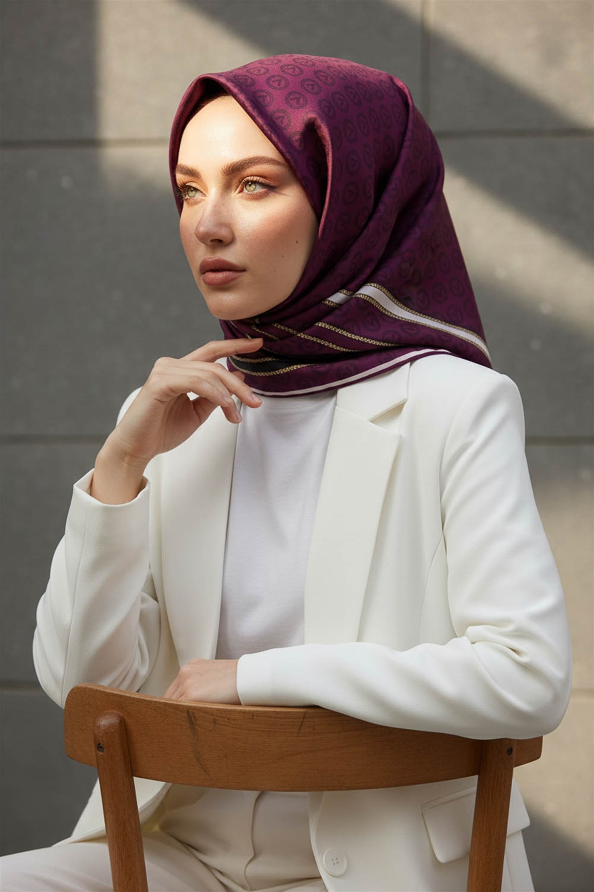%100 Twill İpek Monogram Desenli Mürdüm - Siyah Renkli 90x90 Eşarp Dikim Şekli : El Dikişi