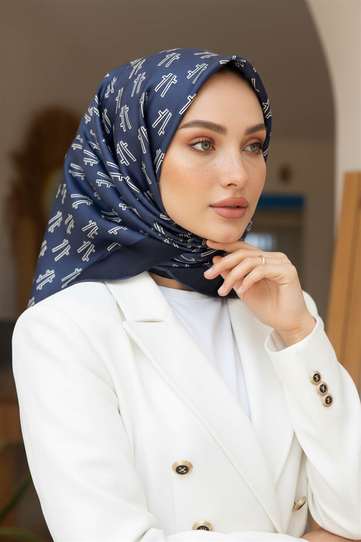 %100 Twill İpek Geometrik Desenli İndigo - Lacivert Renkli 90x90 Eşarp Dikim Şekli : El Dikişi