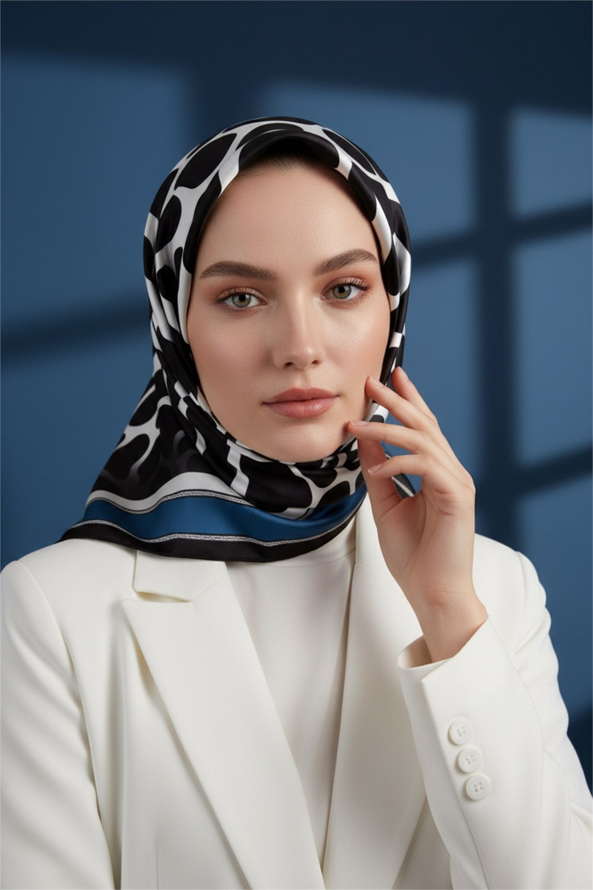 Kristal Taş Desenli İndigo Renkli 90x90 Eşarp (İpek İçermez) Dikim Şekli : El Dikişi