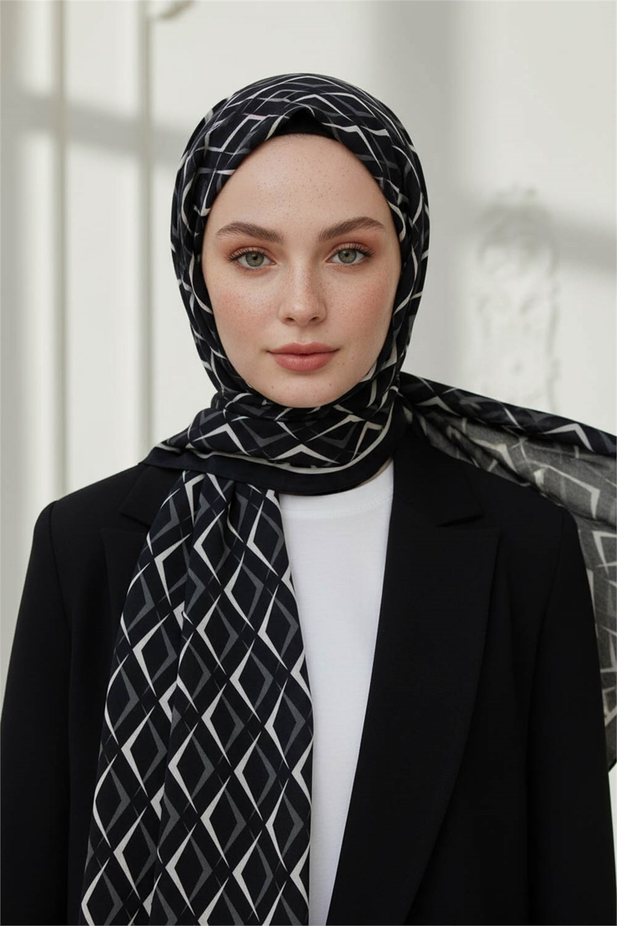 KREP GEOMETRİK DESENLİ SİYAH - KREM RENKLİ 75X195 KIRIŞMAZ ŞAL