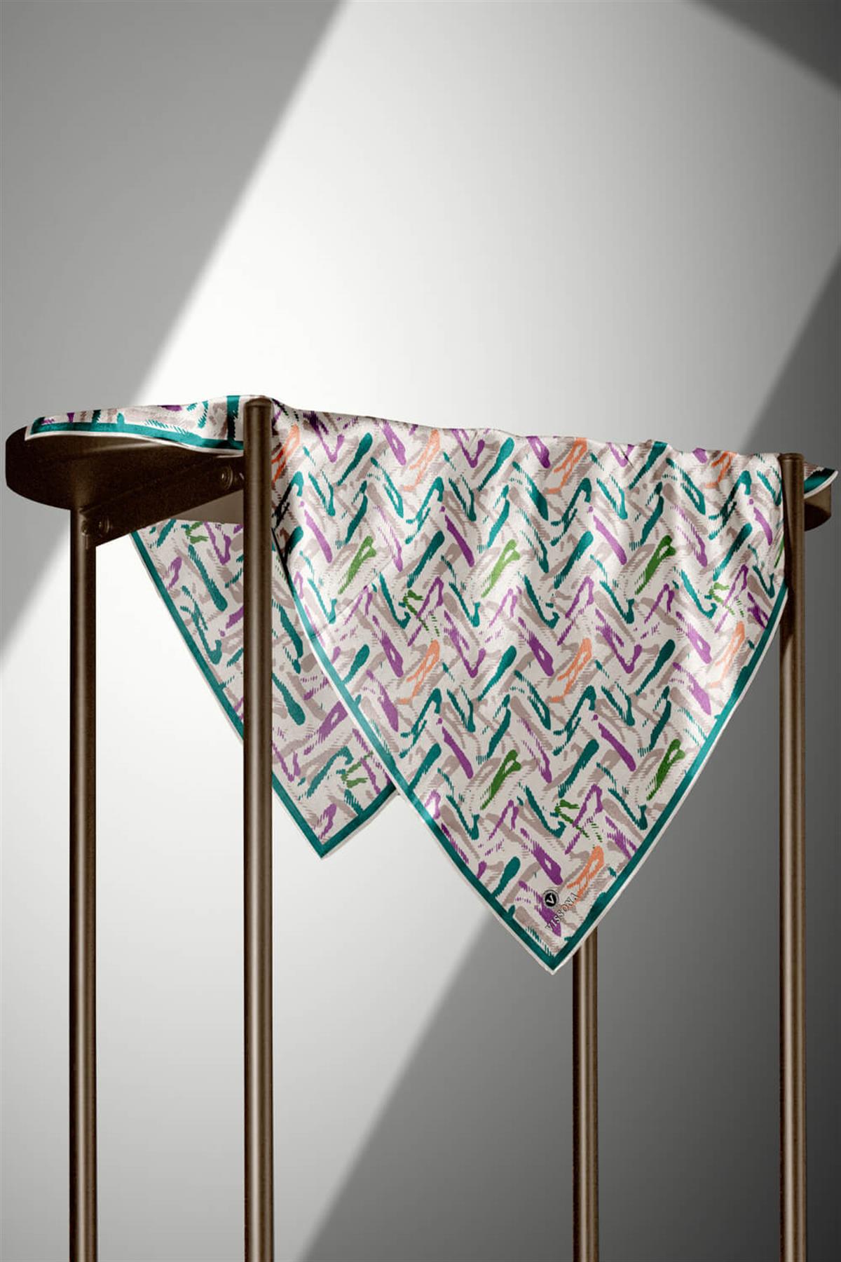 %100 Twill İpek Geometrik Desenli Petrol Yeşili - Mürdüm Renkli 90x90 Eşarp Dikim Şekli : El Dikişi