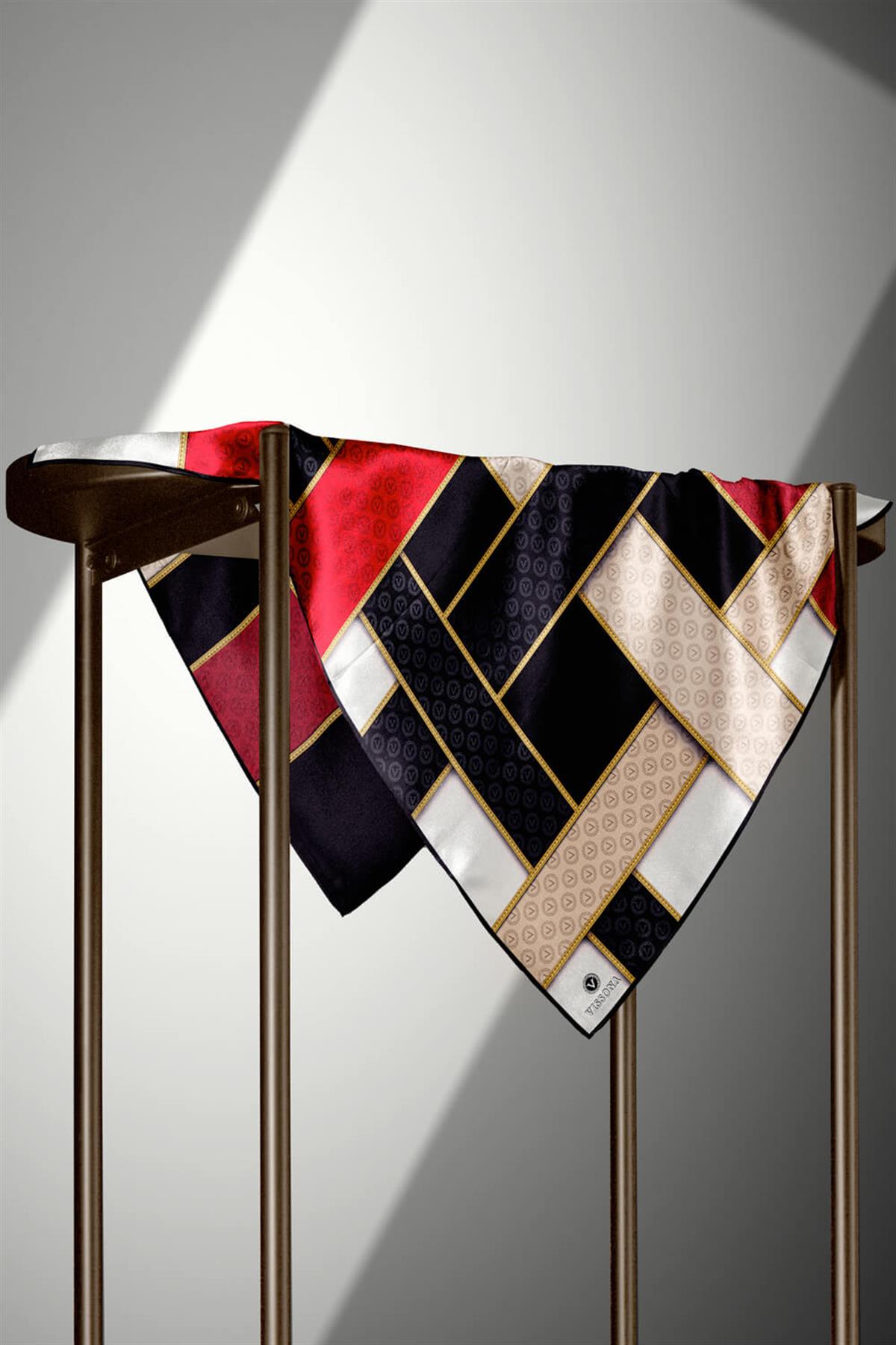 %100 Twill İpek Geometrik Desenli Siyah - Kırmızı Renkli 90x90 Eşarp Dikim Şekli : El Dikişi