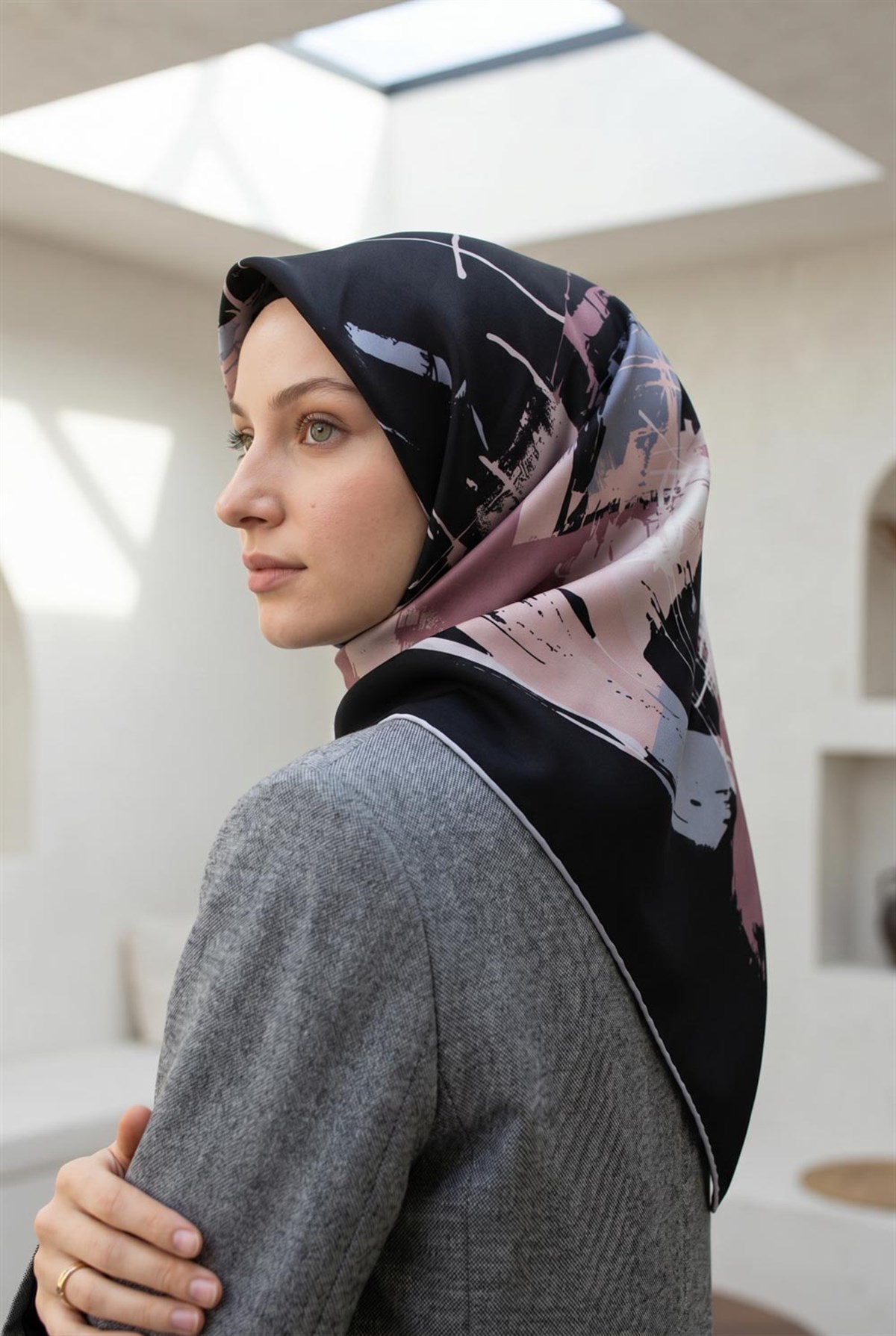 %57 İPEK %43 VİSKON Twill İpek Geometrik Desenli Siyah - Pudra Renkli 90x90 Eşarp Dikim Şekli : El Dikişi