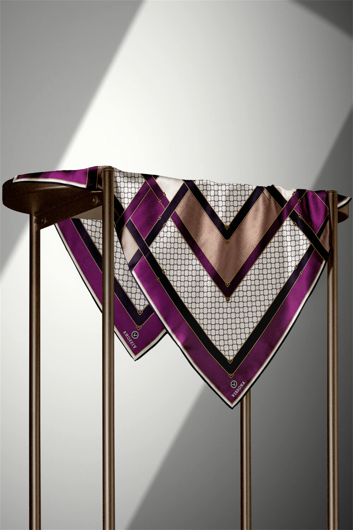 %100 Twill İpek Geometrik Desenli Mürdüm - Siyah Renkli 90x90 Eşarp Dikim Şekli : El Dikişi