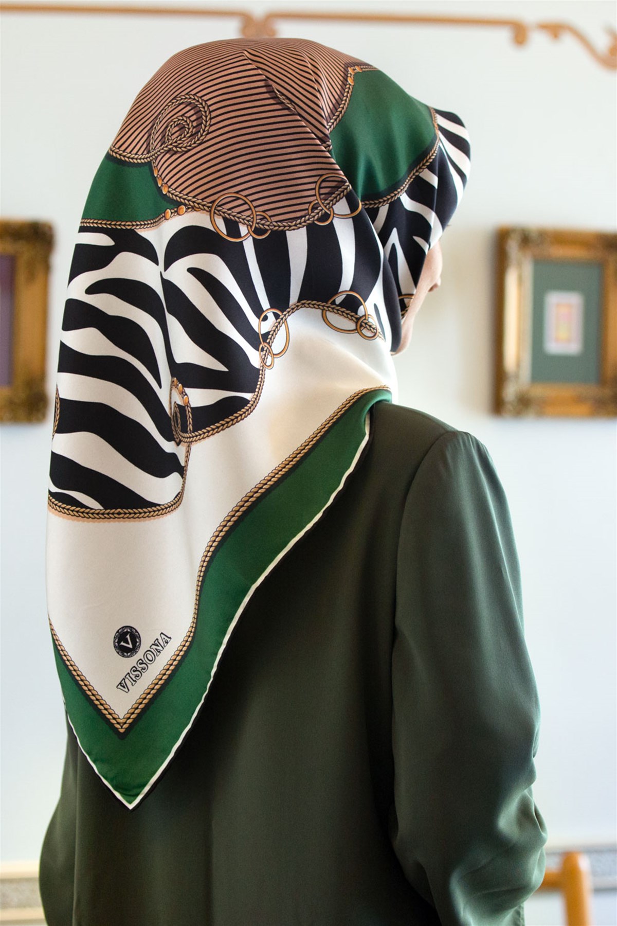 %100 Twill İpek Zincirli Ve Zebra Desenli Zümrüt Yeşili - Vizon Renkli 90x90 Eşarp Dikim Şekli : El Dikişi