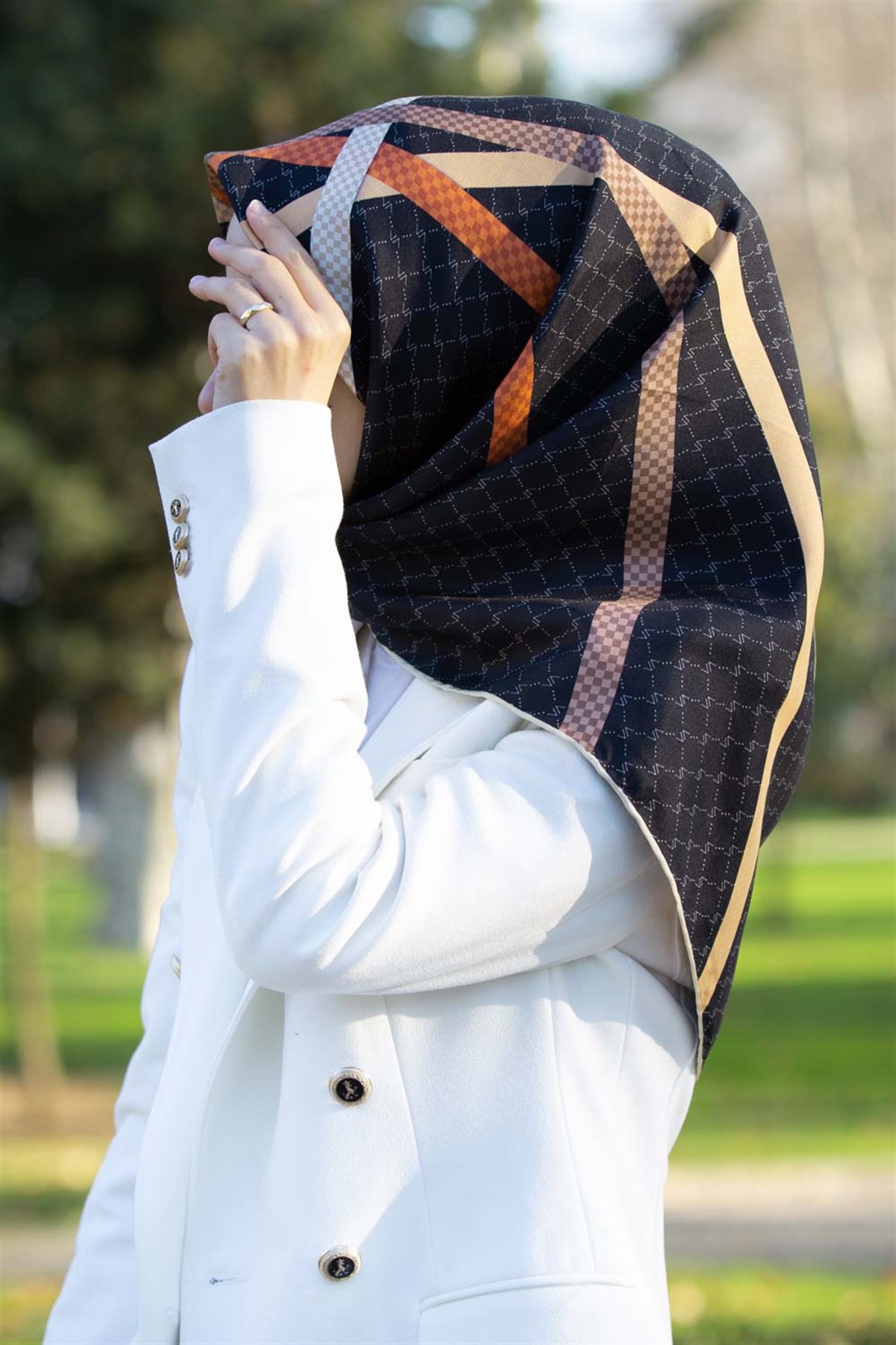 %57 İPEK %43 VİSKON Twill İpek Monogram Ve Şerit Desenli Siyah - Taba Renkli 90x90 Eşarp Dikim Şekli : El Dikişi