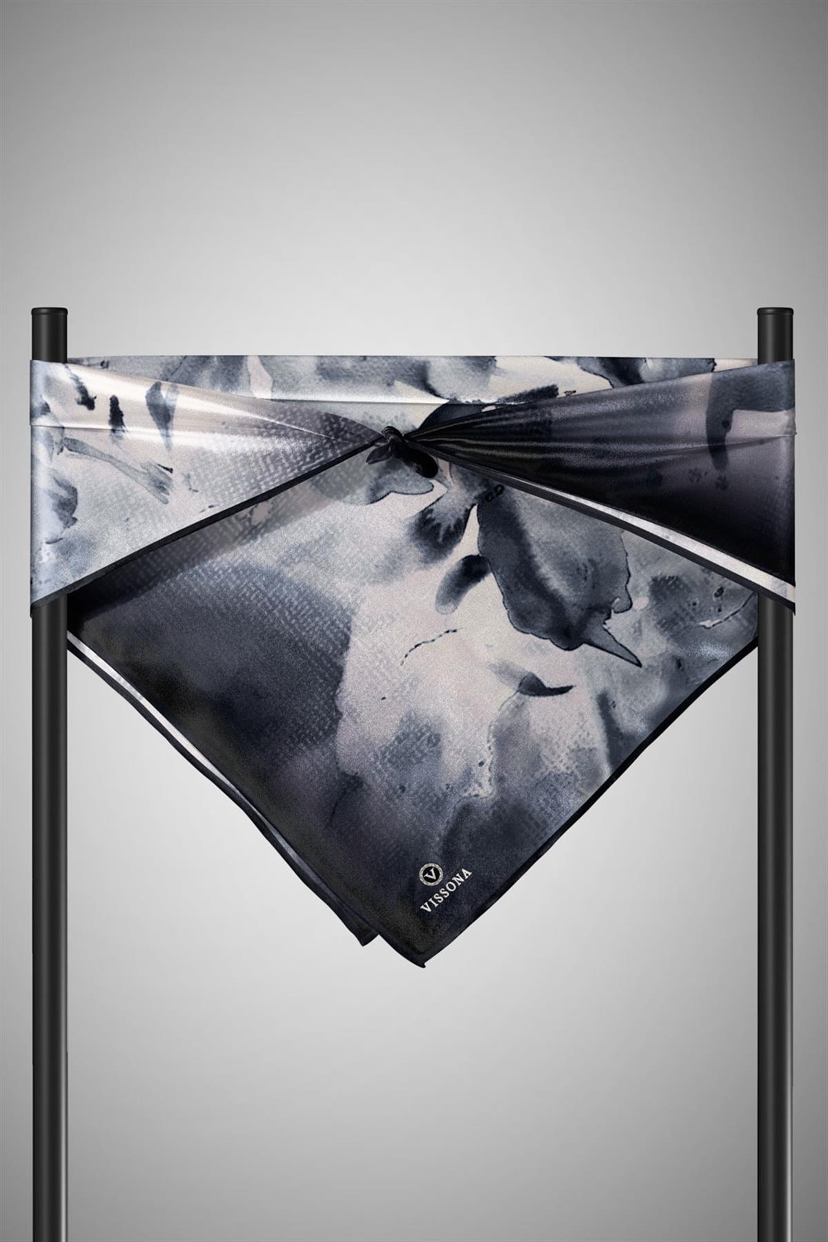 %100 Twill İpek Suluboya Çiçek Desenli Gri - Siyah Renkli 90x90 Eşarp Dikim Şekli : El Dikişi