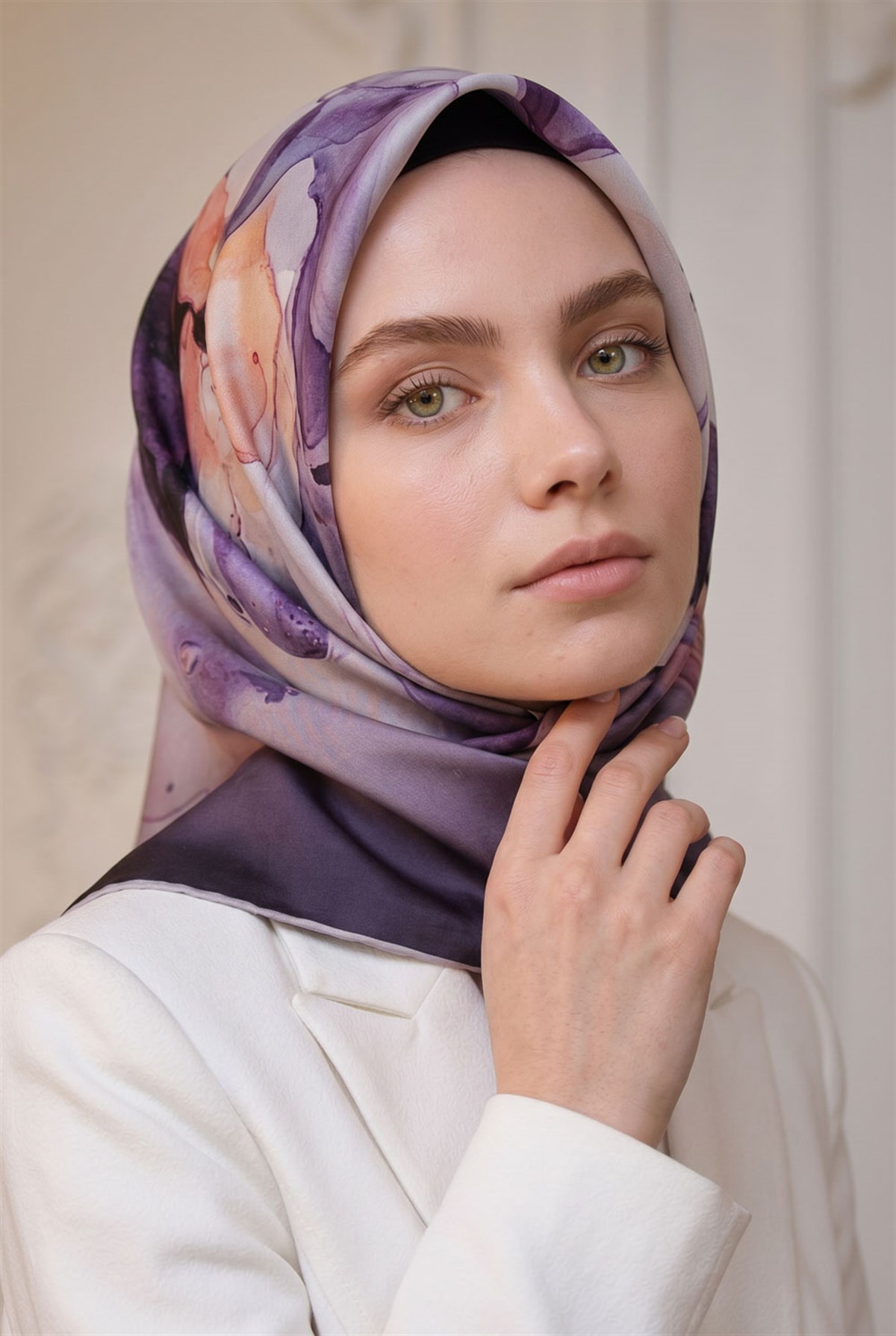 %100 Twill İpek Batik Çiçek Desenli Mürdüm - Krem Renkli 90x90 Eşarp Dikim Şekli : El Dikişi