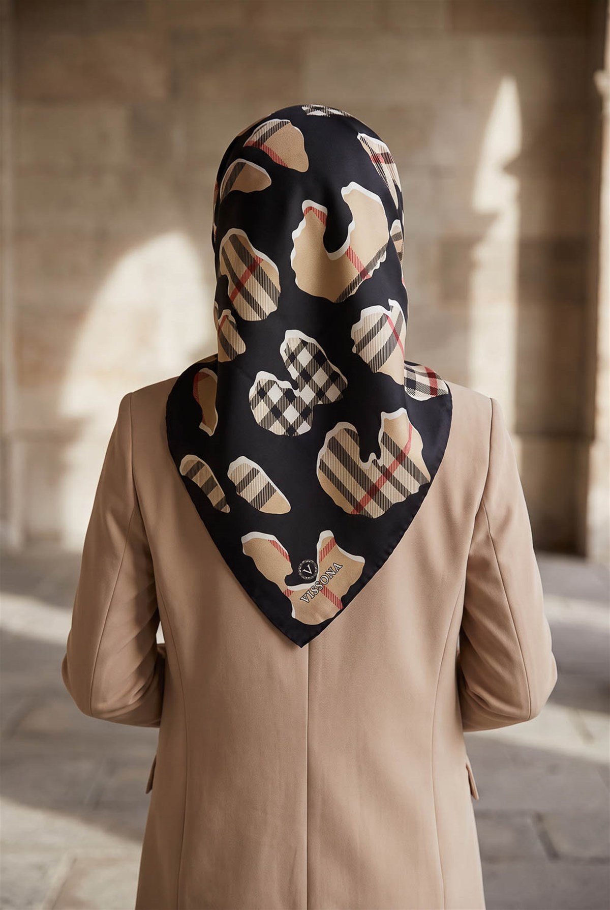 %100 Twill İpek Leopar Desenli Siyah - Bej Renkli 90x90 Eşarp Dikim Şekli : El Dikişi